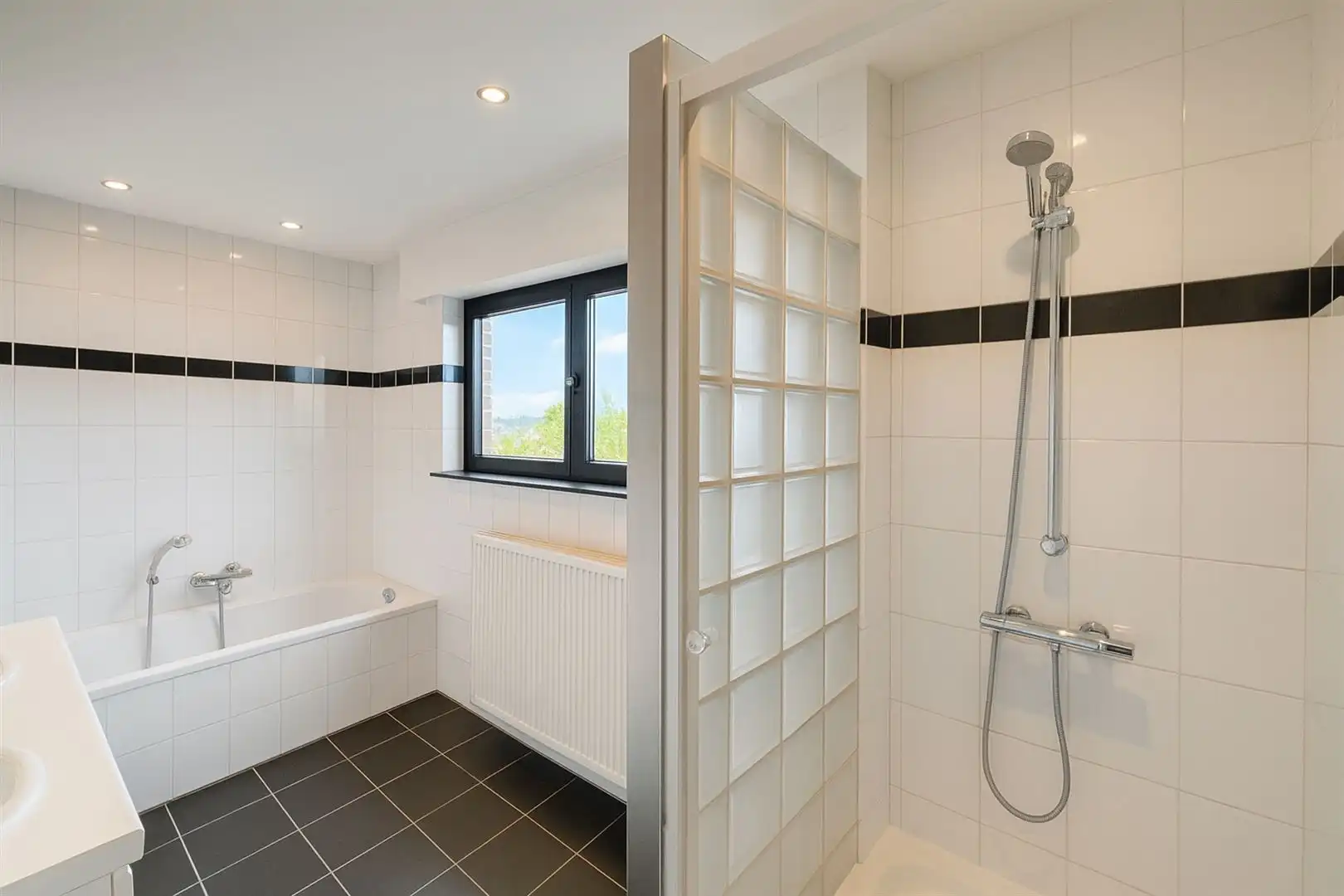 Uniek kantoorgebouw met duplex appartement te koop foto 28