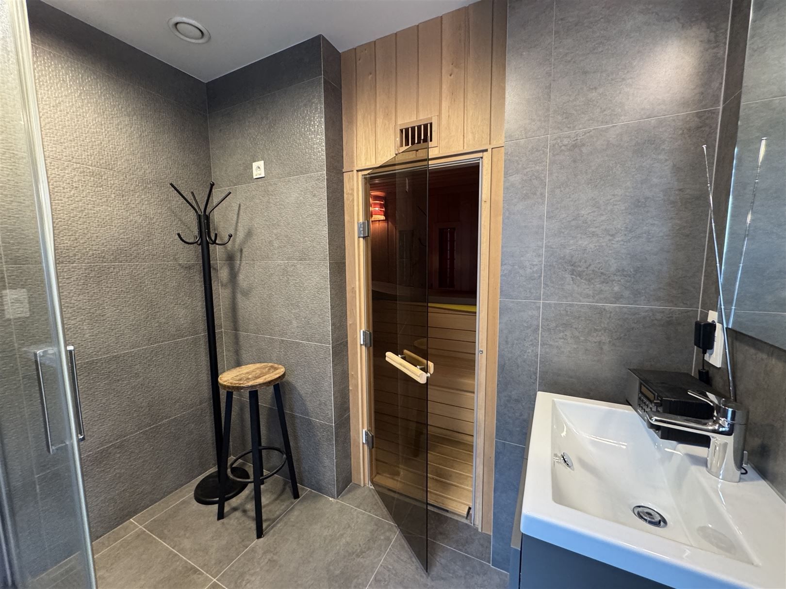 Uniek kantoorgebouw met duplex appartement te koop foto 28