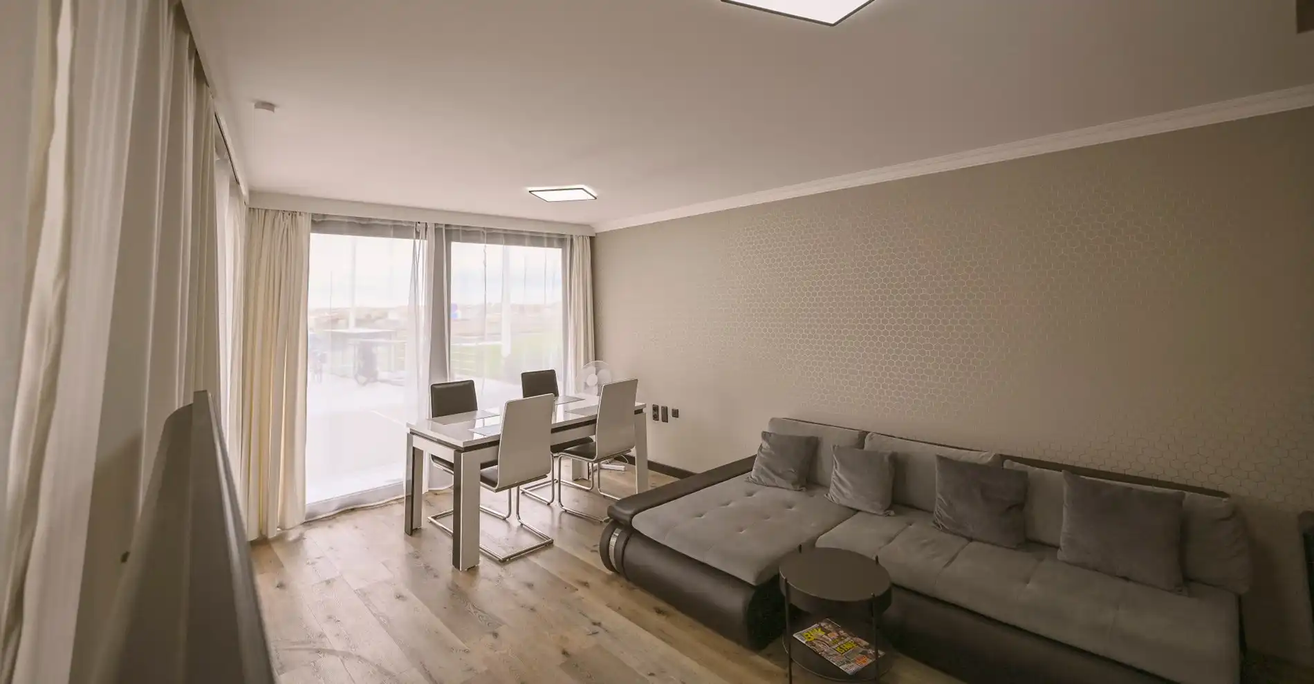 KNAP GELIJKVLOERS APPARTEMENT OP TOPLIGGING foto 5