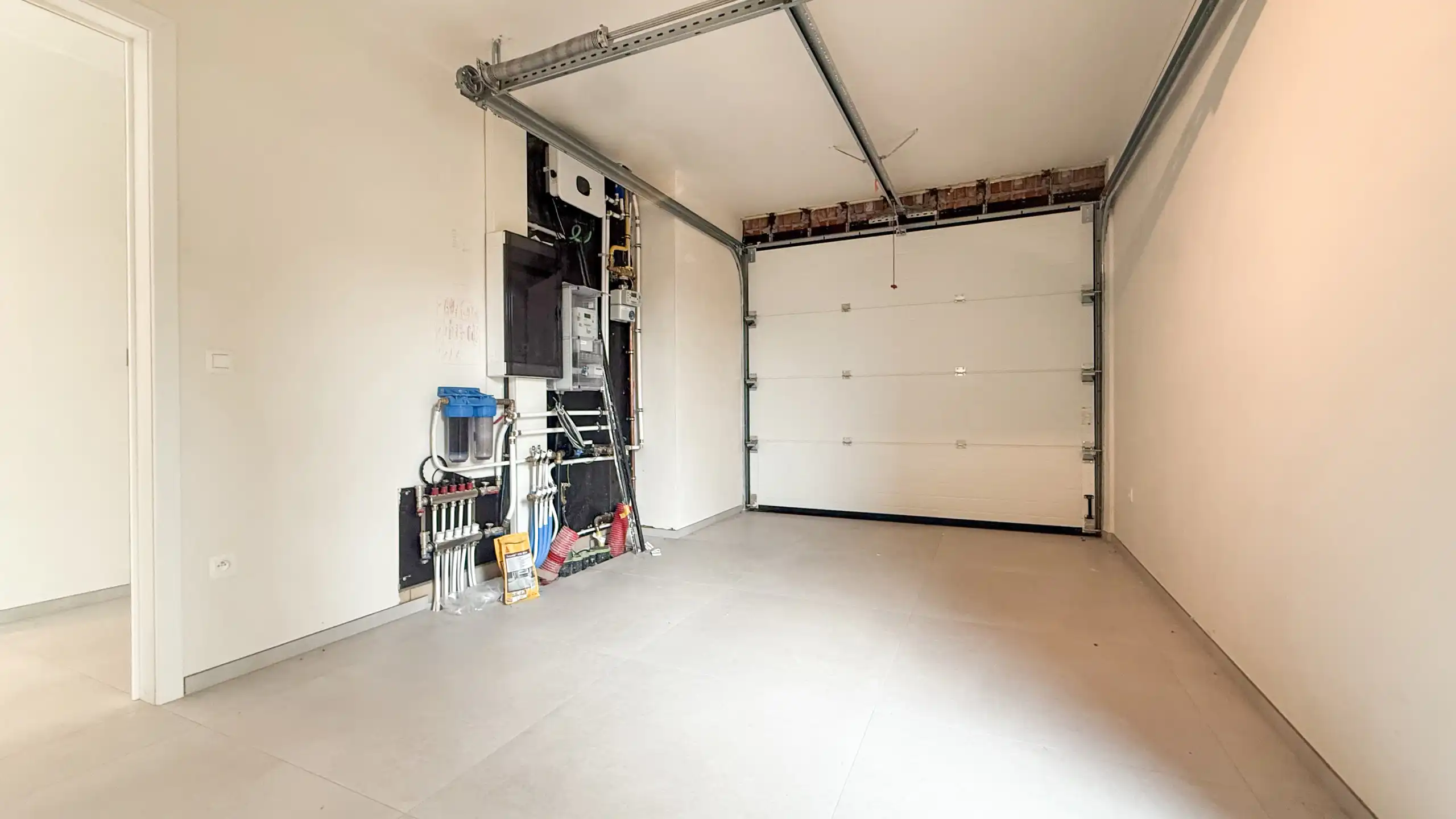 Kwalitatief afgewerkte nieuwbouwwoning op centrale ligging! foto 18