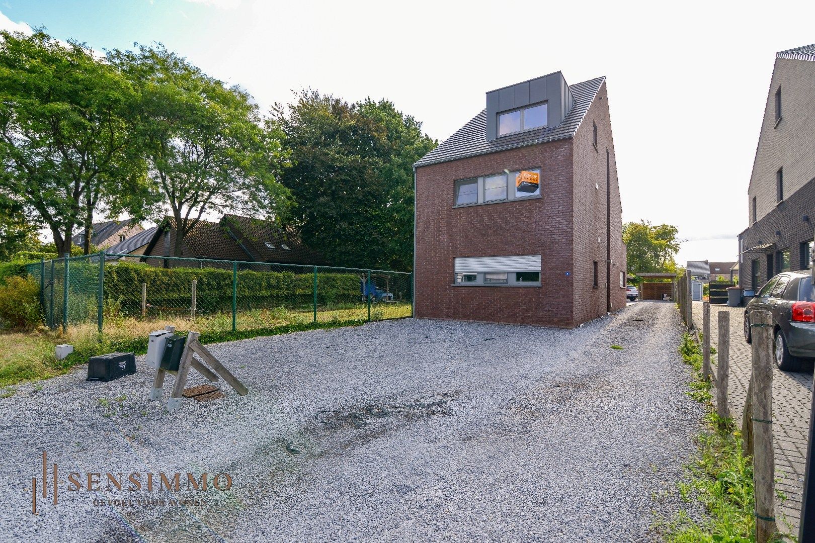 Ruim en instapklaar duplex appartement met carport en terras foto 2