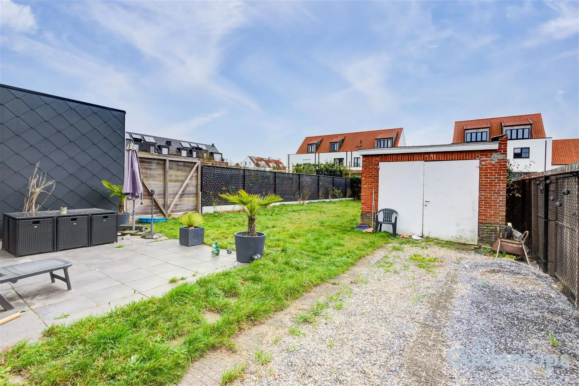 half open woning op ruim perceel foto 22