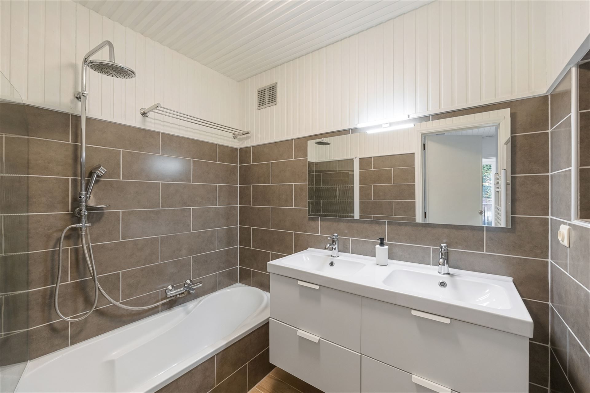 Instapklaar Appartement met Terras en Garage foto 13