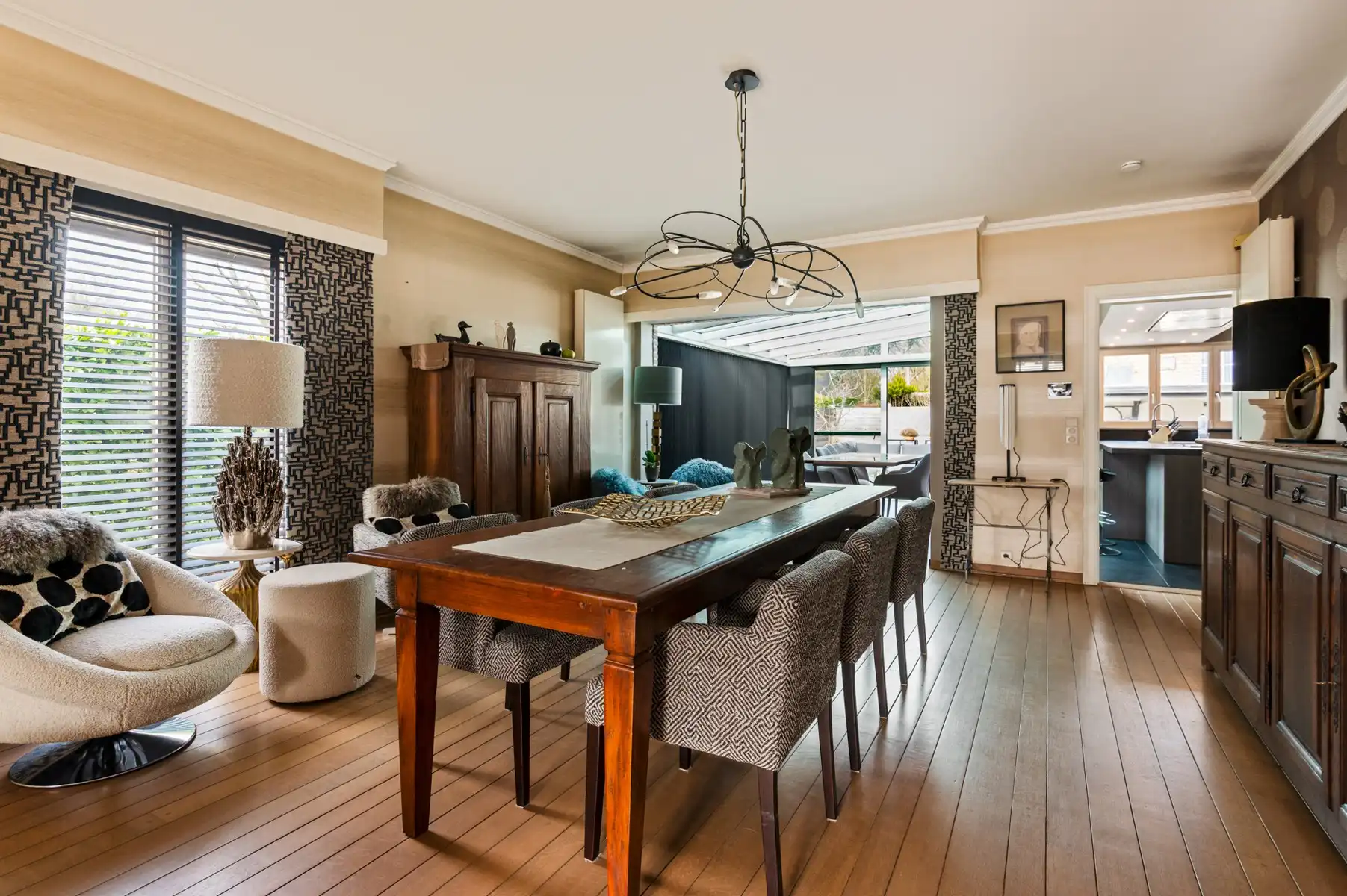 Uitstekend gelegen woning met dubbele garage foto 12