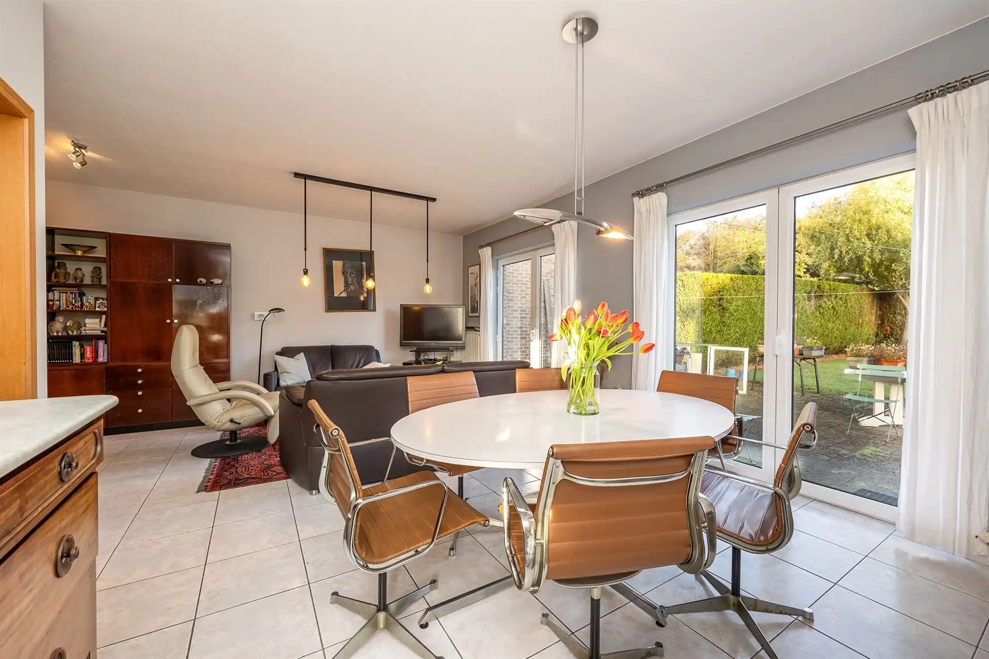 instapklaar huis met drie slaapkamers en ruime tuin foto 4