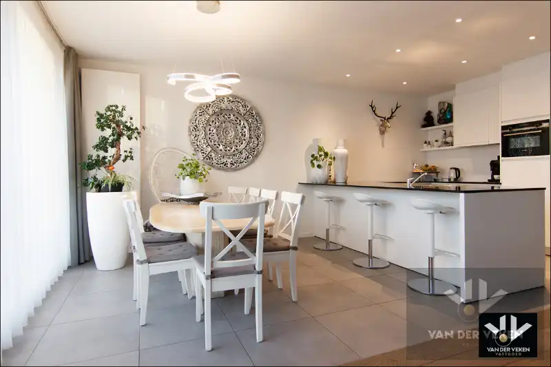 Totaal gerenoveerd gelijkvloers 3 slpk-appartement met gezellig terras op een toplocatie. Garagebox optioneel! foto 2