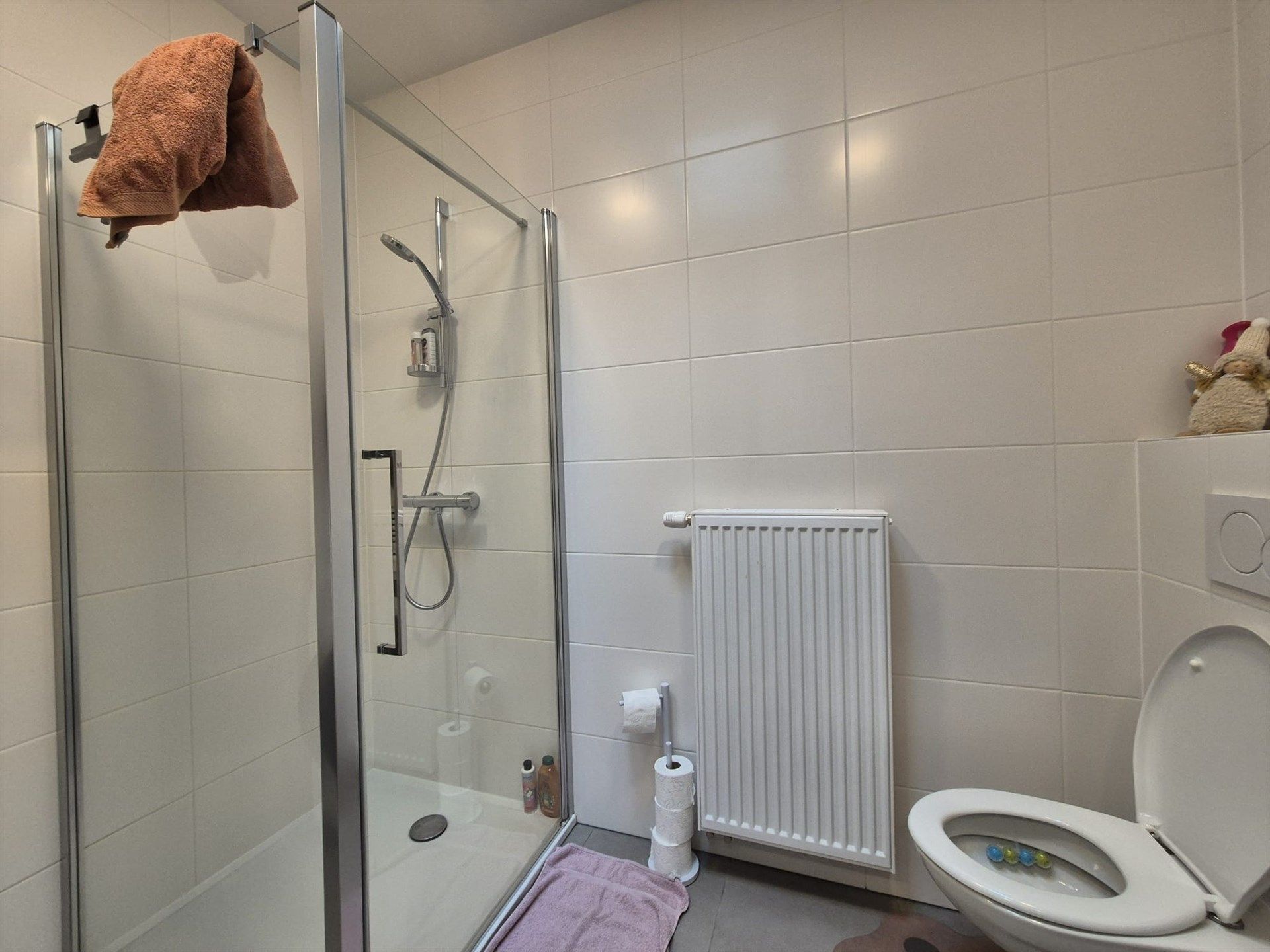 Gerenoveerde knusse rijwoning met tuin.  foto 23