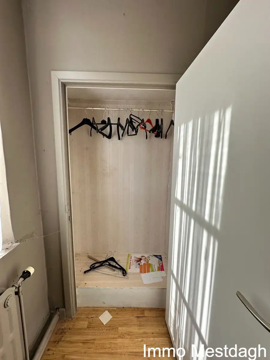 In de schaduw van de kerktoren bevindt zich deze mooie historische idyllische unieke pastorie.   foto 47