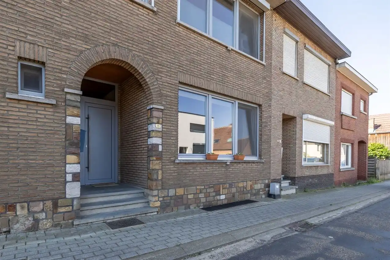 Ruime retrowoning met EPC C,  zuidtuin en achterliggende toegang. foto 3
