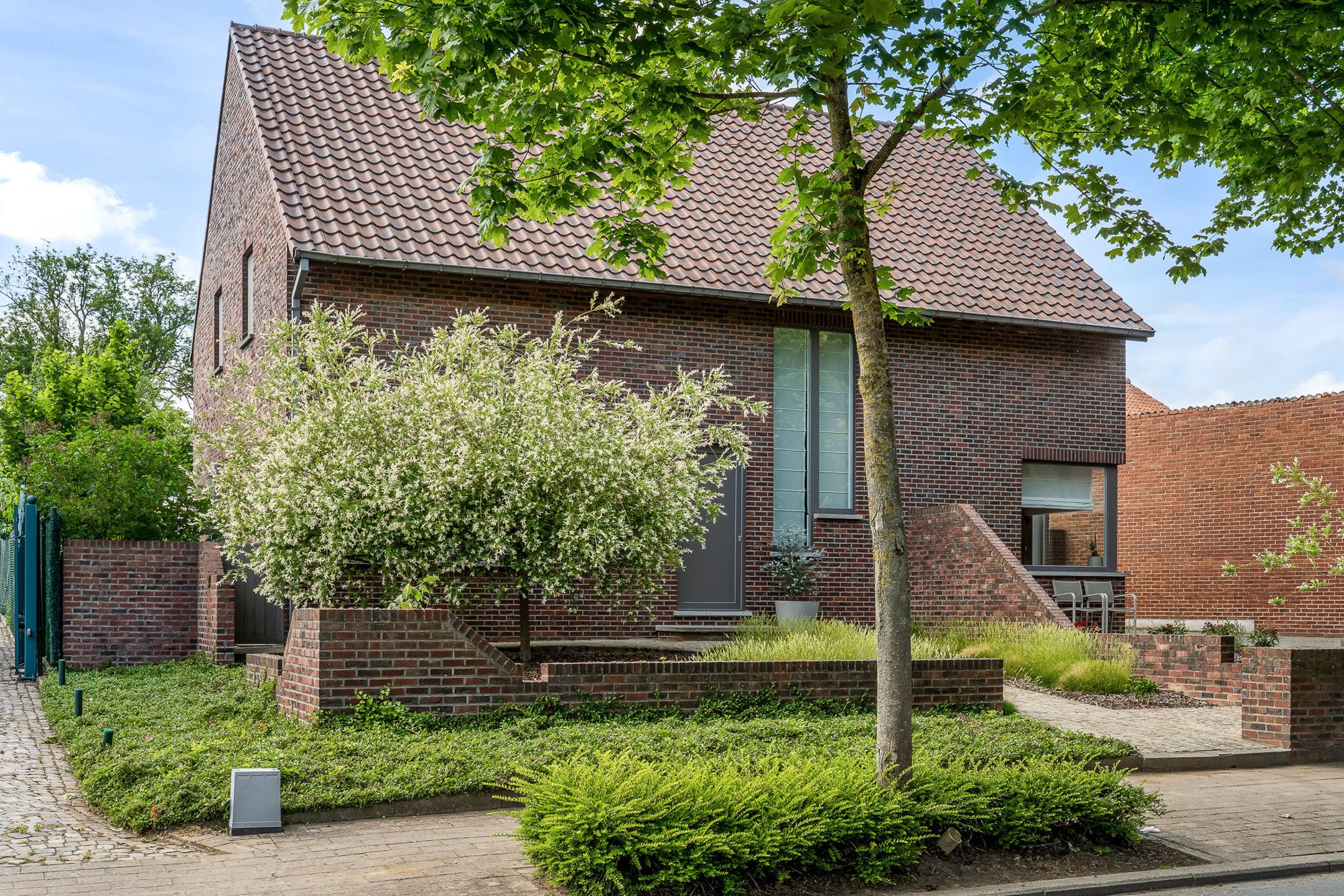 Gezinswoning met praktijkruimte foto {{pictureIndex}}