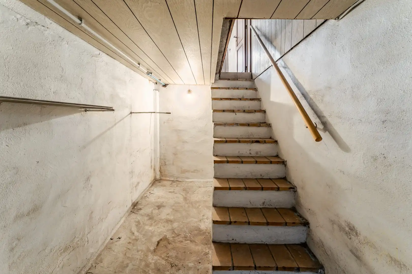 Halfopen renovatieproject met veel potentieel en diepe tuin met uitweg foto 20