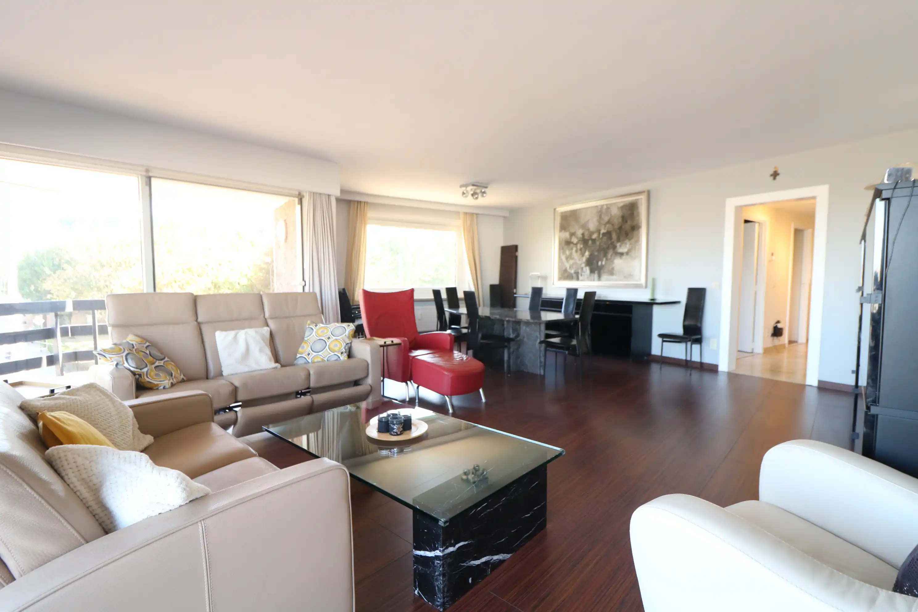 Ruim appartement (102 m²) met 2 slaapkamers en uitzicht op het stationsplein van Blankenberge. foto 2