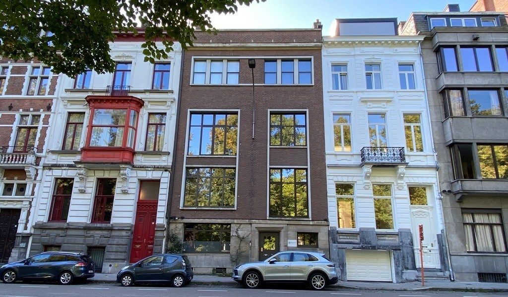 Stijlvolle lichtrijke kantoren aan het Zuidpark in Gent foto {{pictureIndex}}