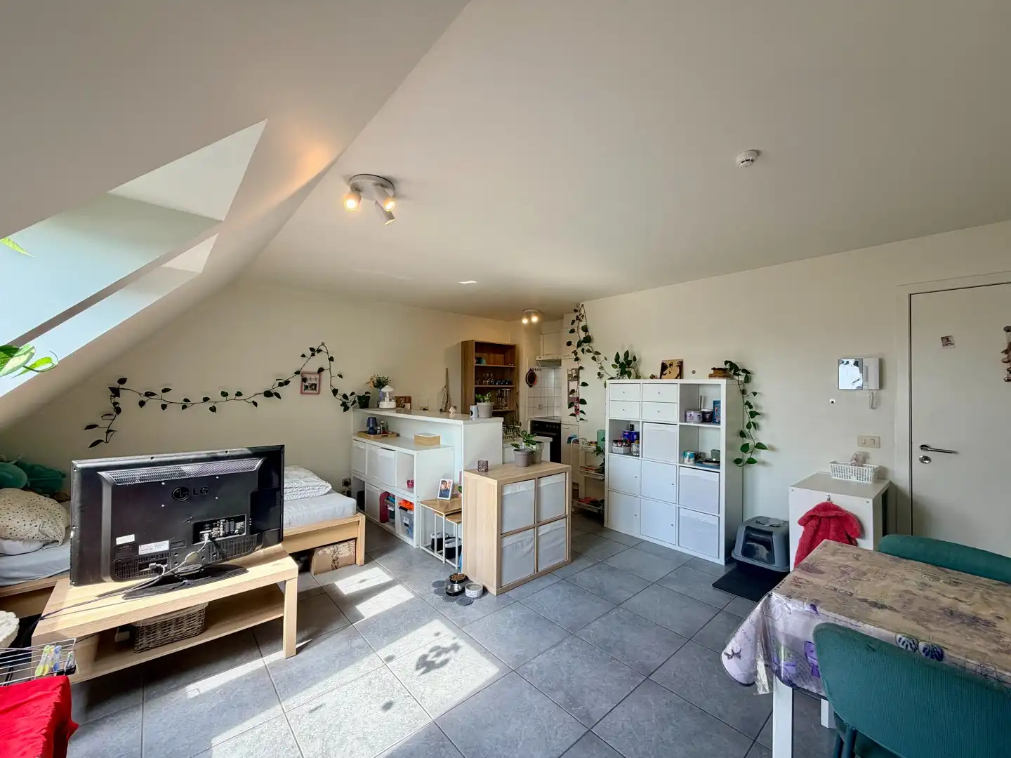 Instapklaar 1-slaapkamerappartement binnen de ring van Tielt! foto 2