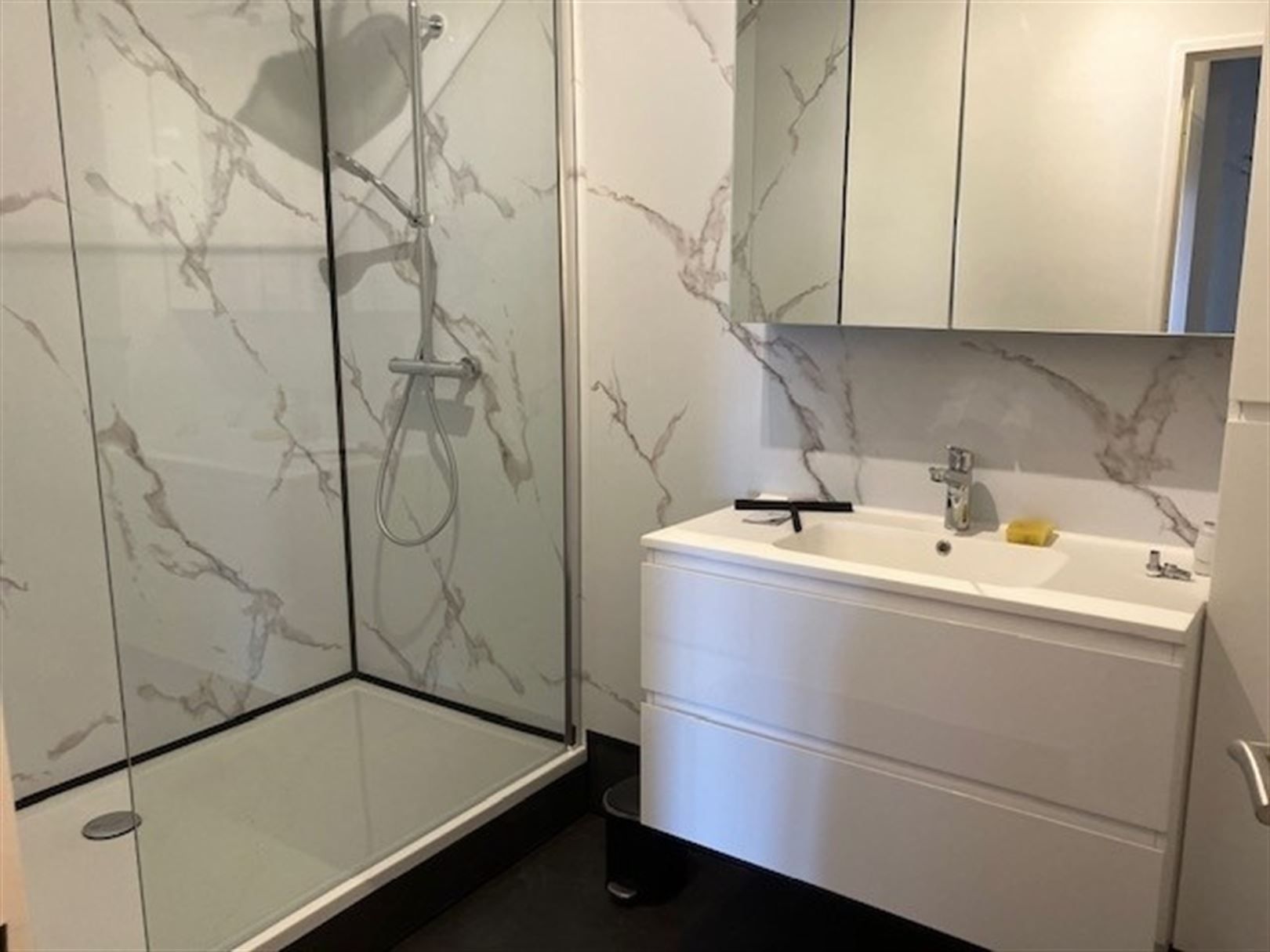 Gemeubeld appartement met 2 slaapkamers, terras en parking! foto 7