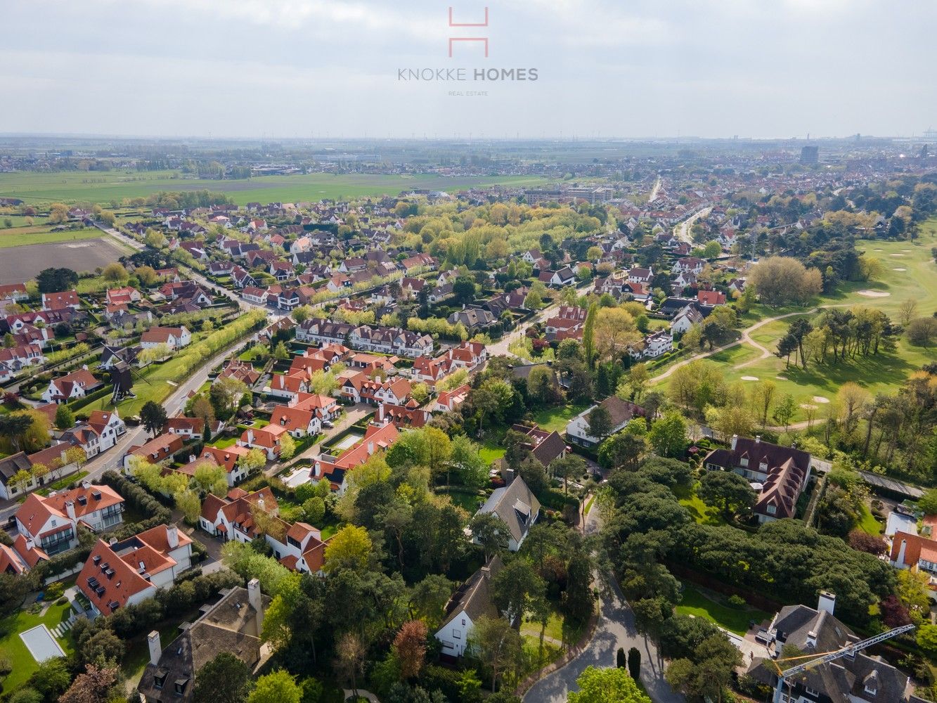 Statige villa rustig gelegen in een residentiële wijk in het Zoute foto {{pictureIndex}}