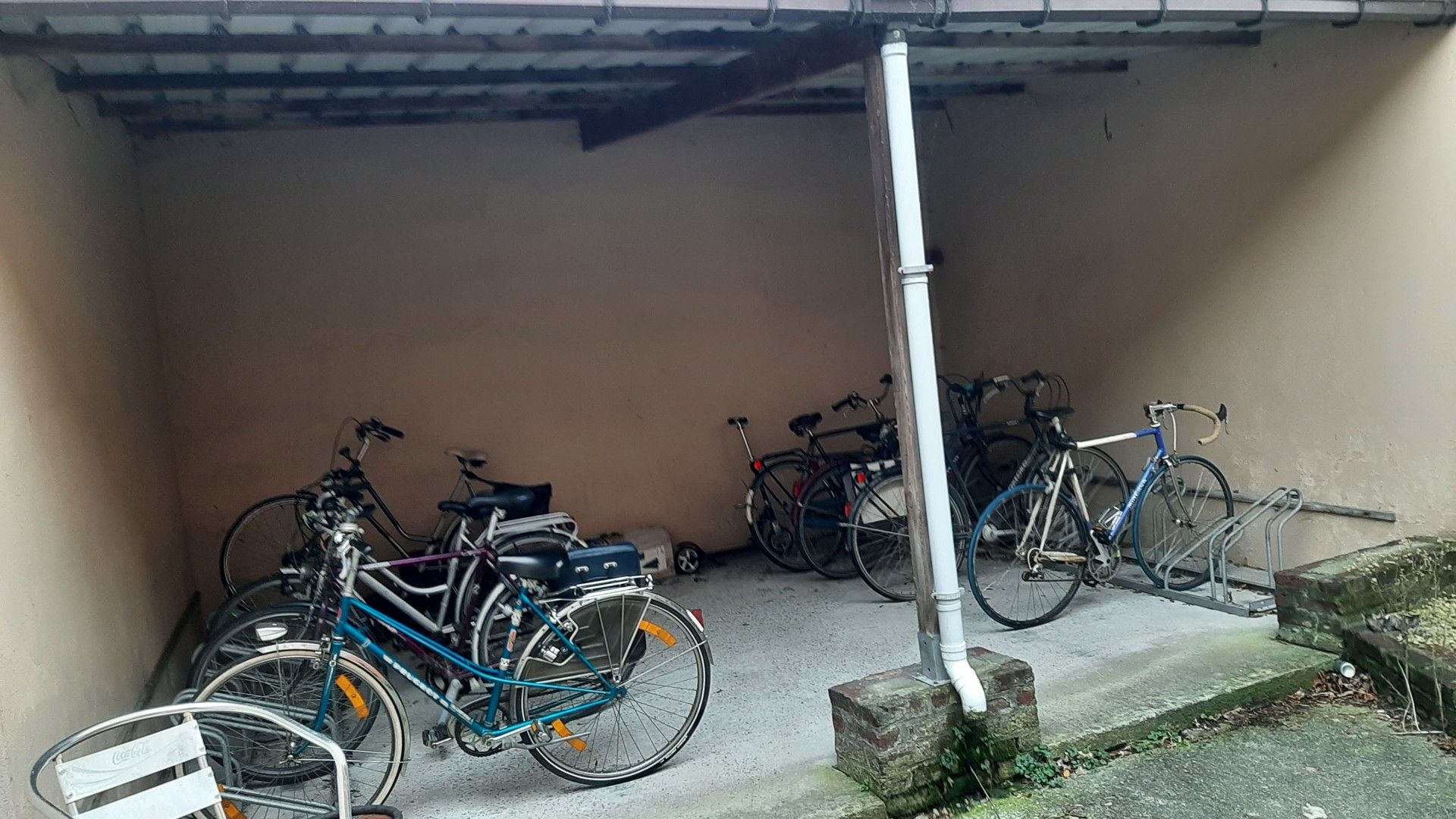STUDENTENKAMER (geen domicilie mogelijk!) met fietsenstalling op binnenkoer. foto 3