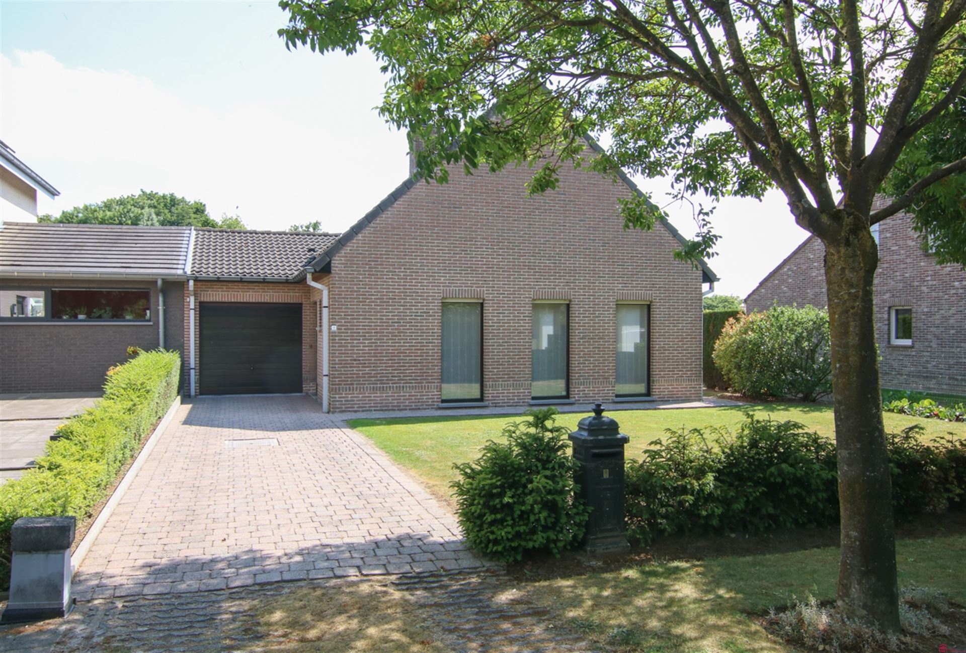 Woning met mooie zuidgerichte tuin foto {{pictureIndex}}