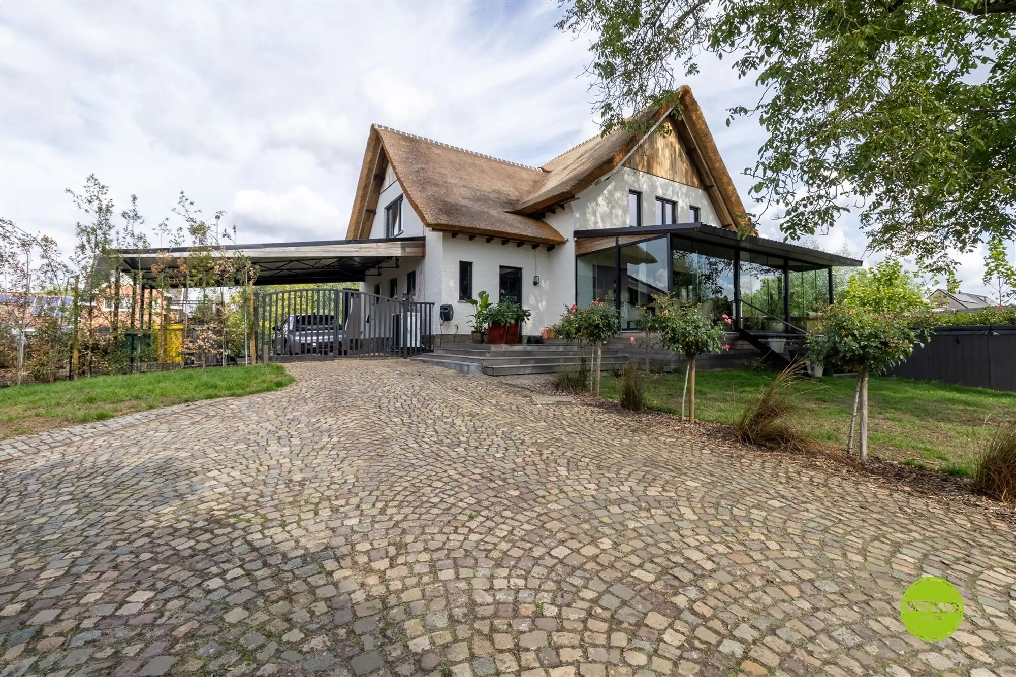 Luxueus gerenoveerde woning met groot stuk grond  foto 4