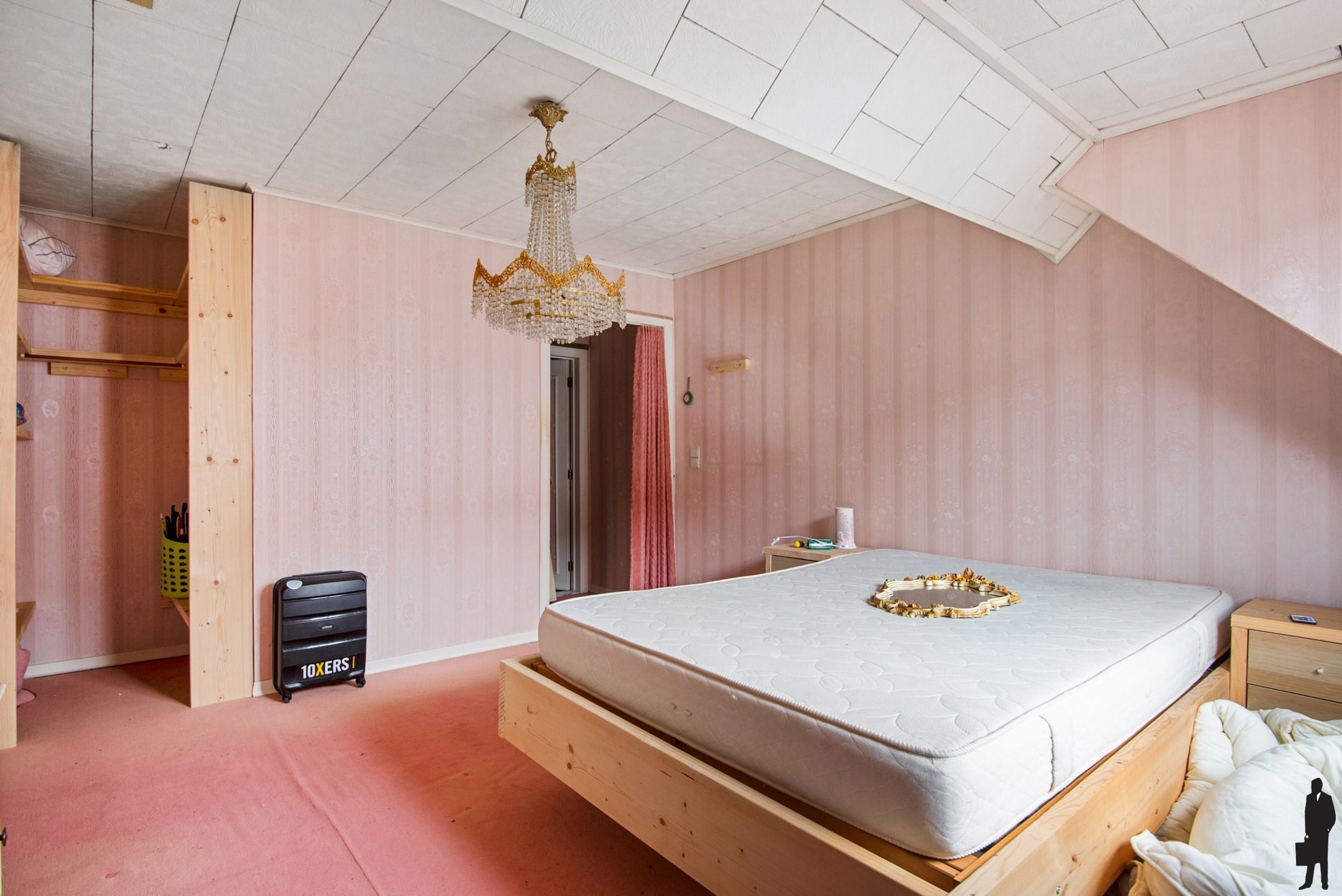 Te renoveren woning pal in het centrum van Hemiksem foto 14