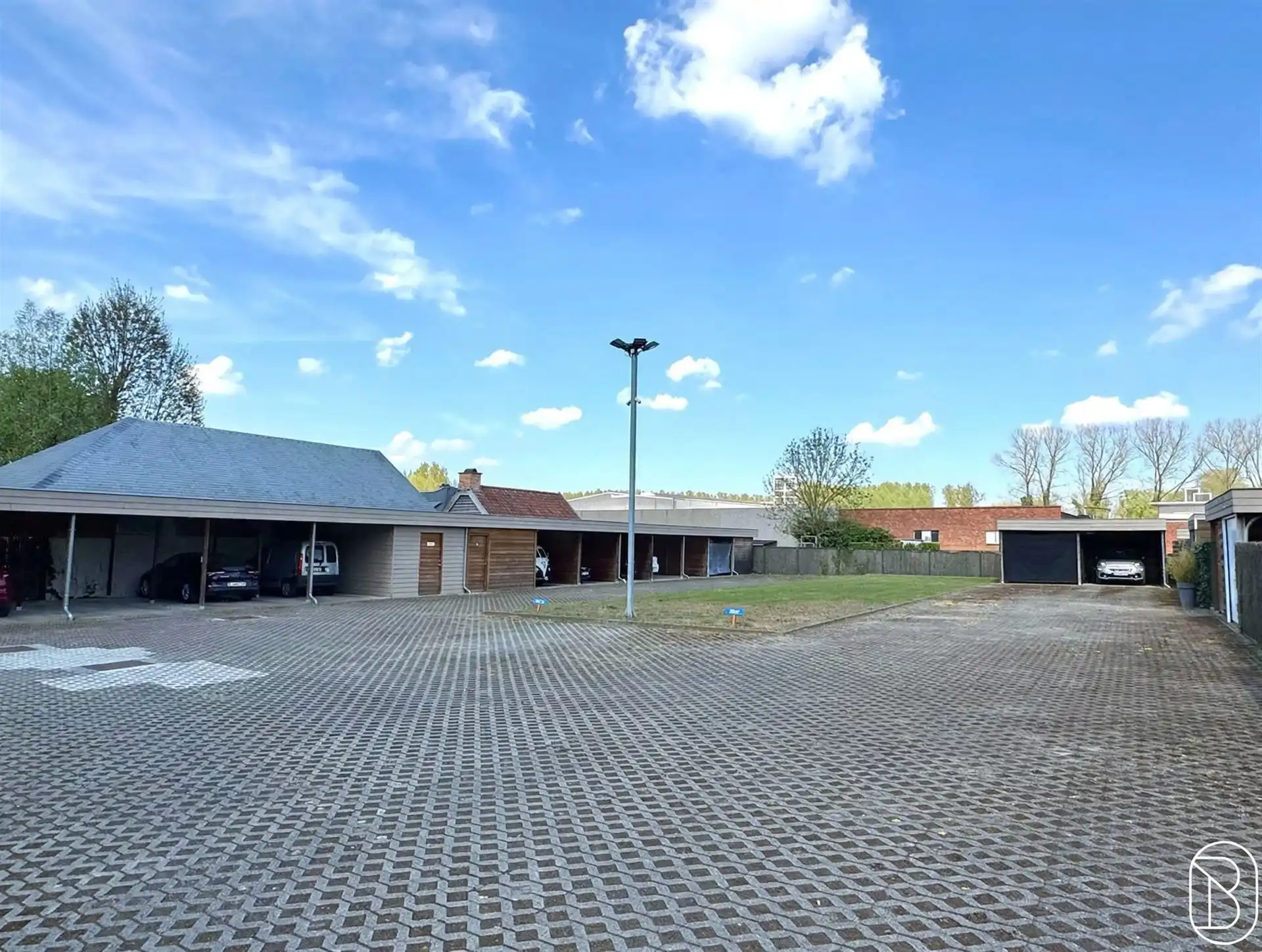BUITENSTAANPLAATS in het CENTRUM foto 3