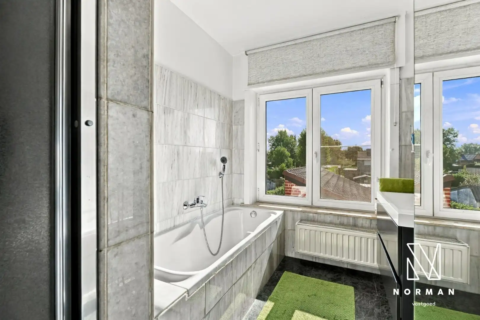 Stevige woning met 5 slaapkamers en praktijkruimte met parkeerplaats op commerciële ligging foto 16
