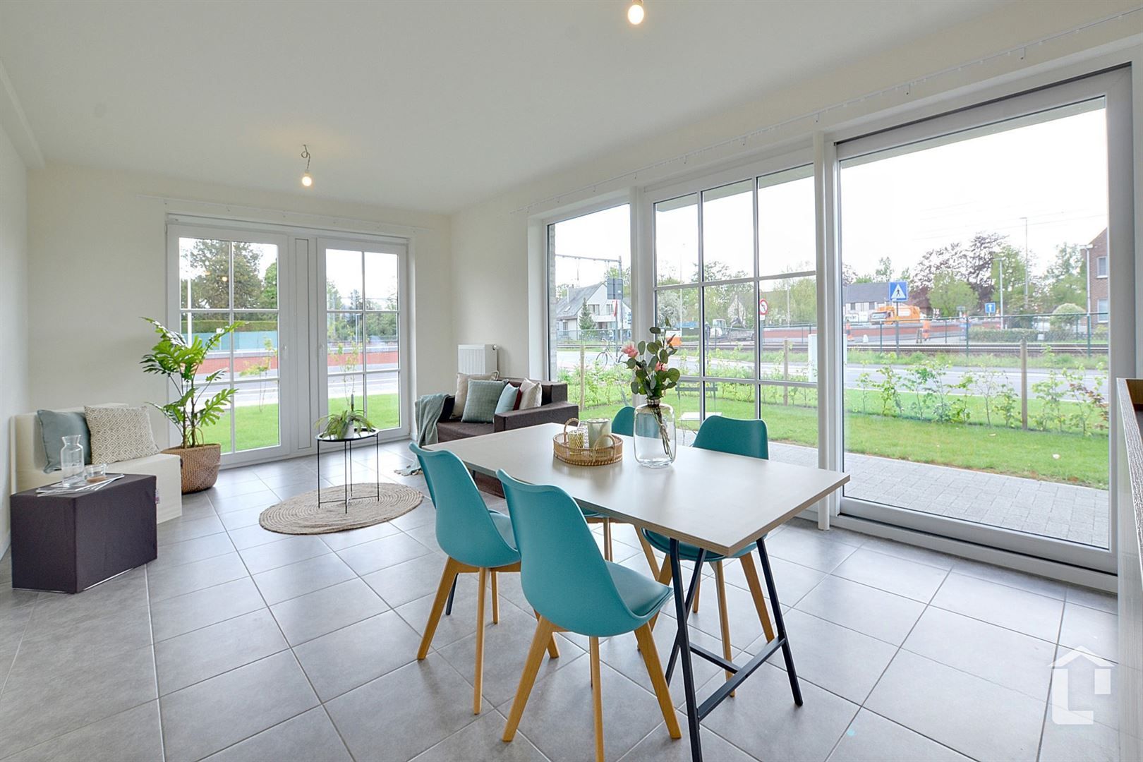 Lichtrijk nieuwbouwappartement met terras en tuin foto 3