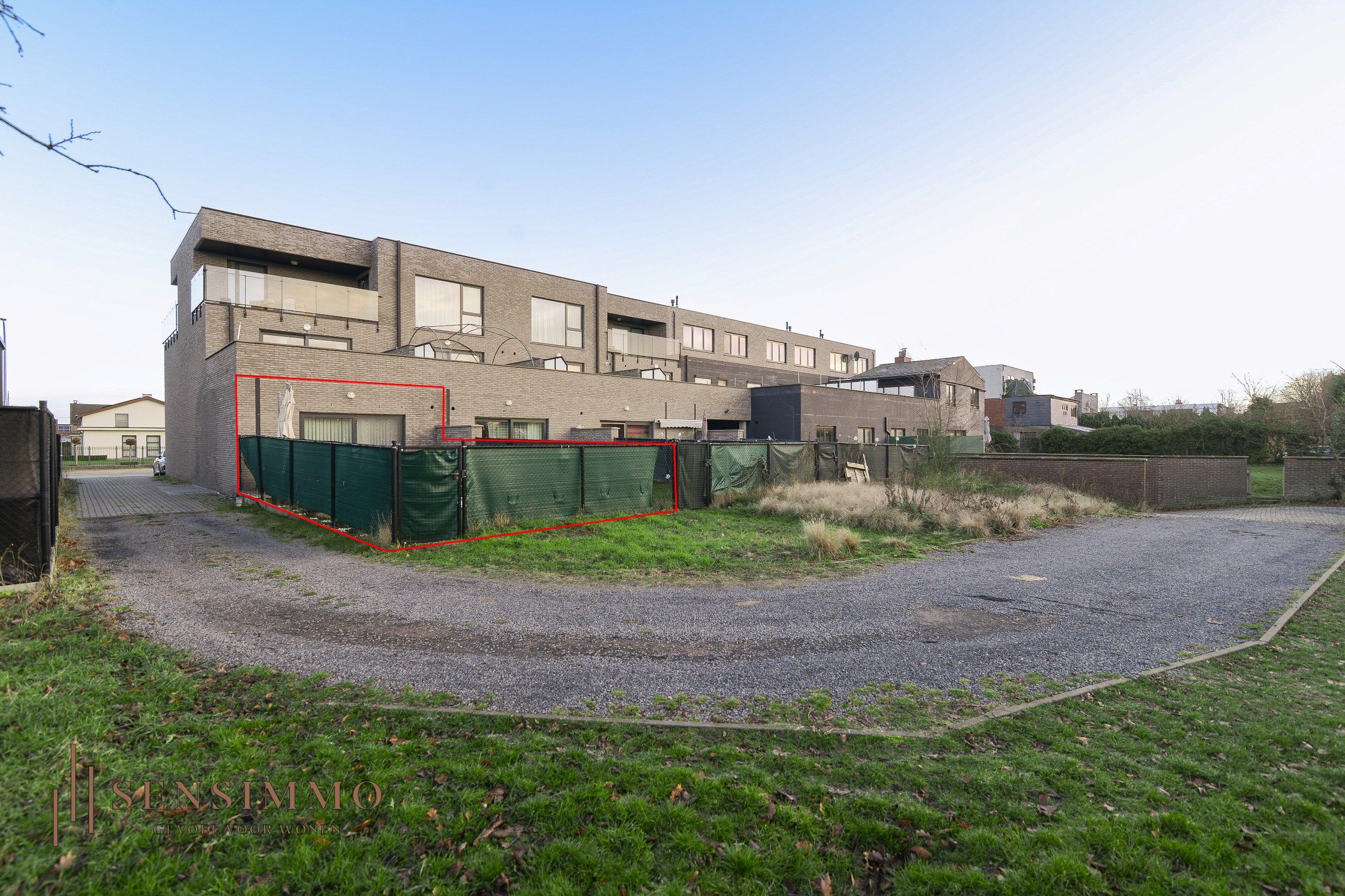 Gelijkvloers tweeslaapkamerappartement met tuin, parking en kelderberging foto 3