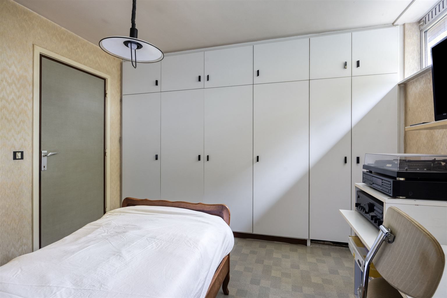 Vrijstaande woning in 70s stijl op een uniek perceel van 15a93ca met 5 slaapkamers, inpandige garage en riante tuin, gelegen op een rustige toplocatie nabij het centrum van Maaseik. foto 19