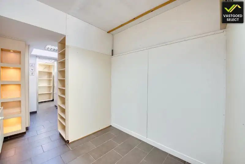 Commercieel handelshuis met apotheek en woonst te koop in centrum Eeklo foto 6