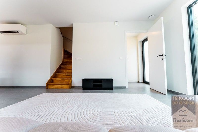 Betaalbare en instapklare nieuwbouwwoning - HOB - links + rechts foto 7