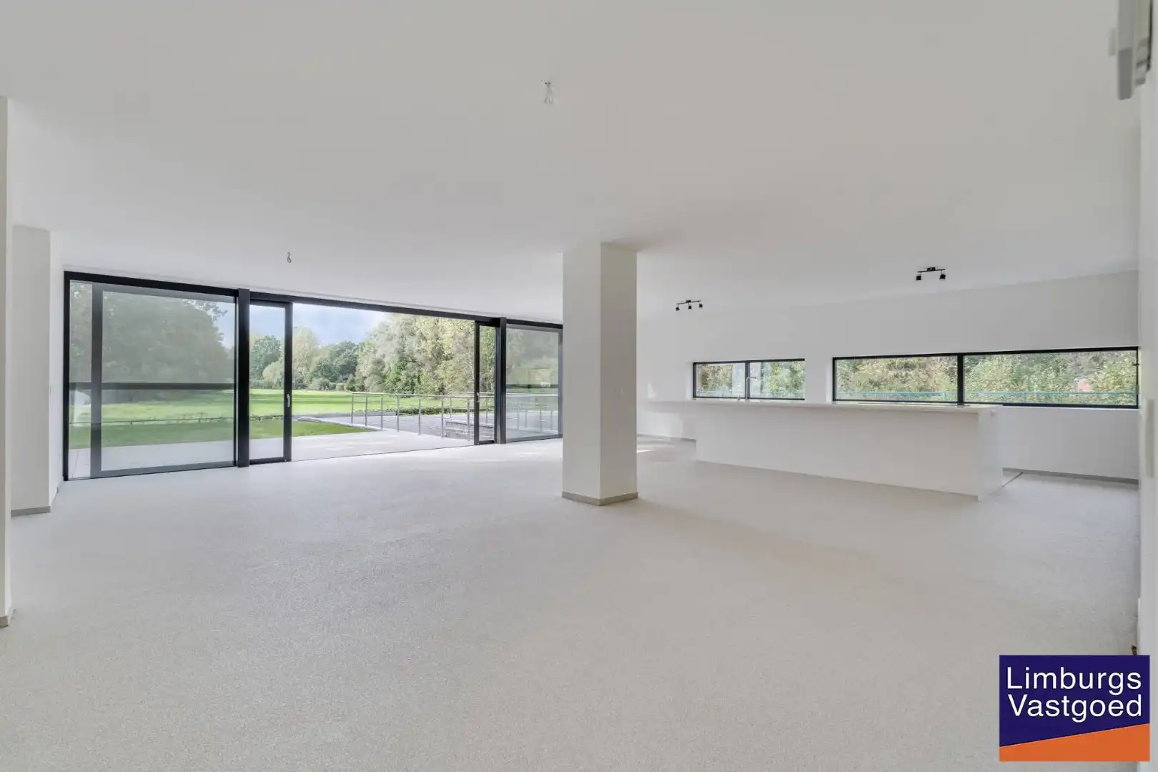 Exclusieve woning met praktijkruimte en zicht op weilanden foto 6