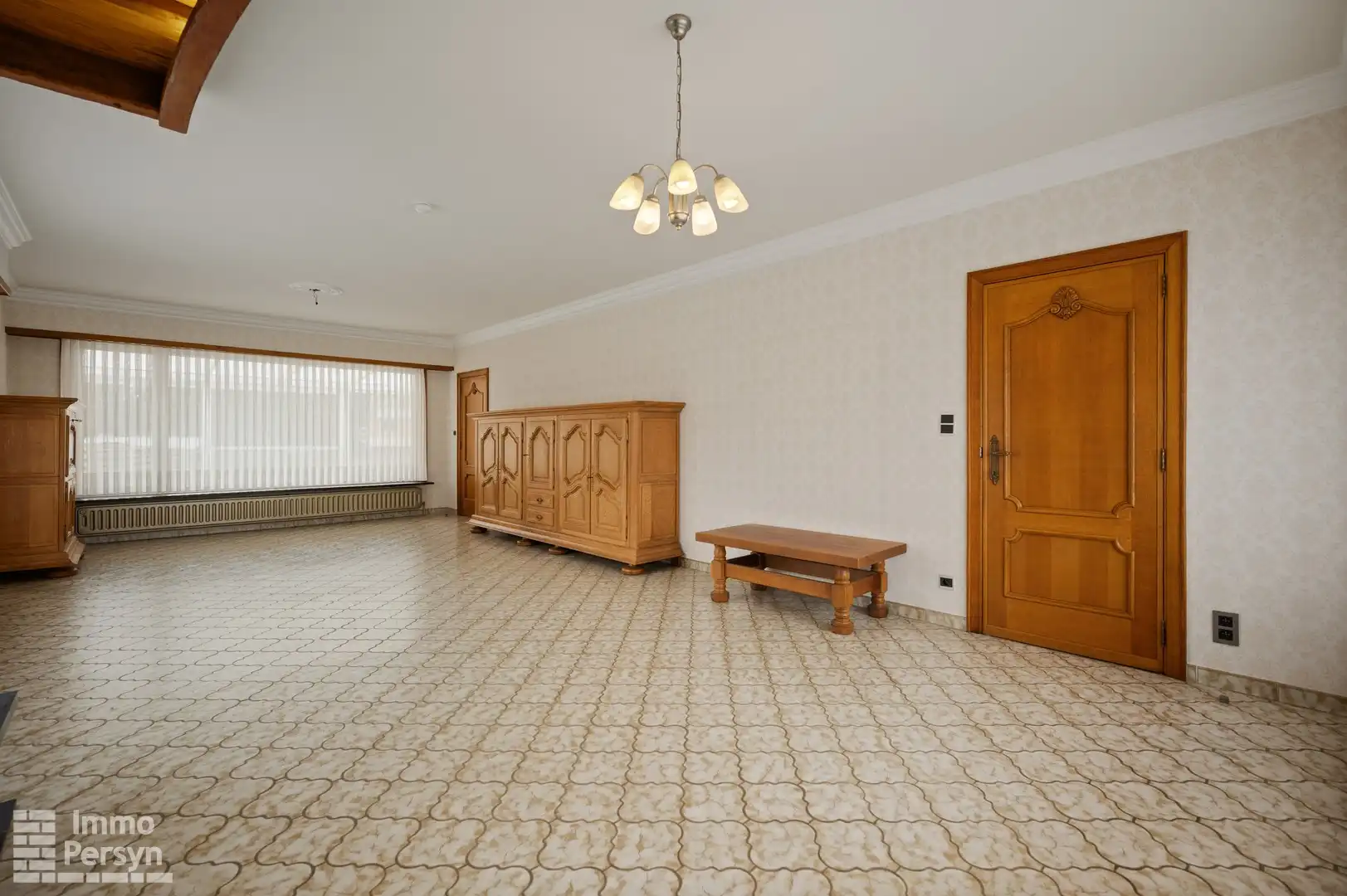 Vrijstaande bungalow met bijgebouw op een riant perceel foto 4