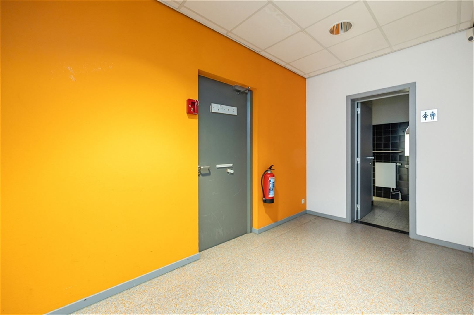 Voormalig bankkantoor te huur op de Diksmuidelaan foto 16