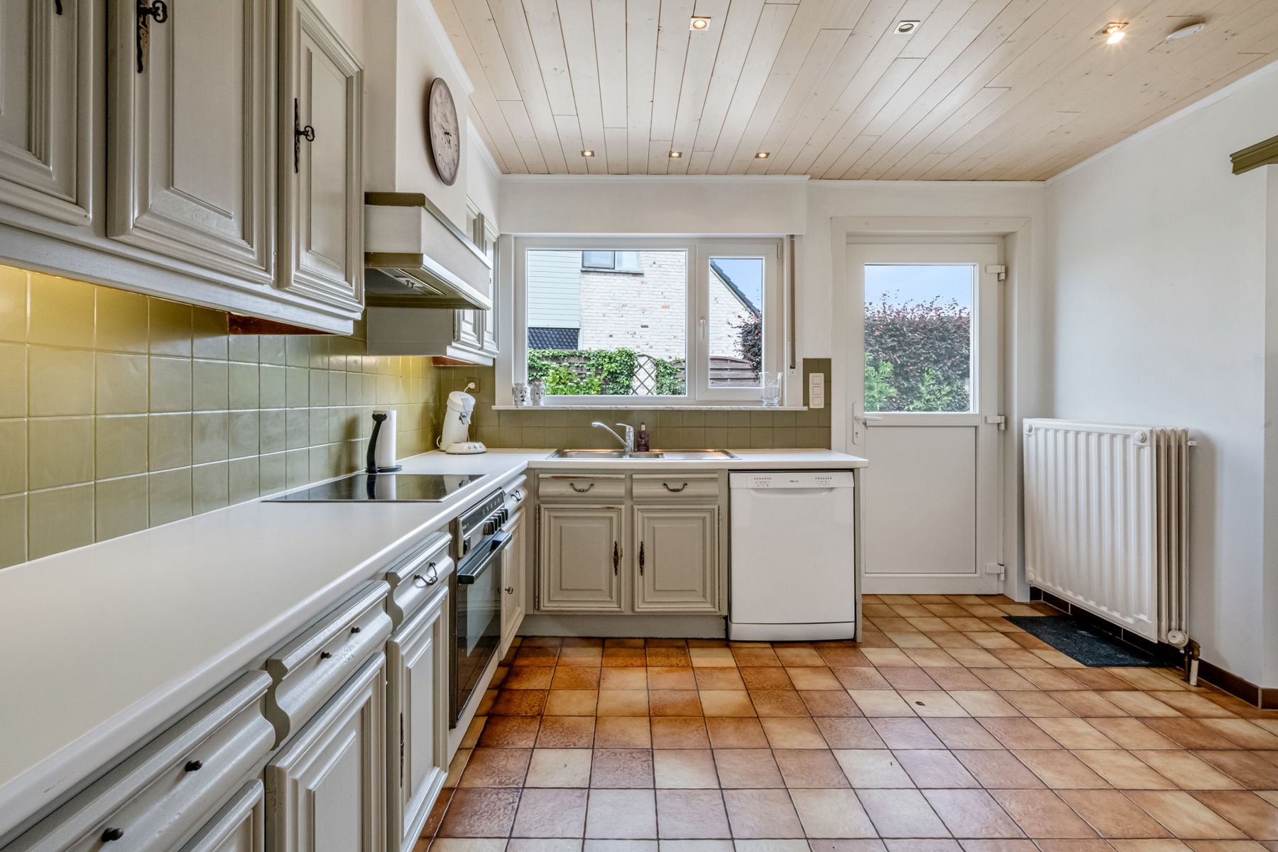 Rustig gelegen bungalow met bijhorende weide, stal en garage foto 12
