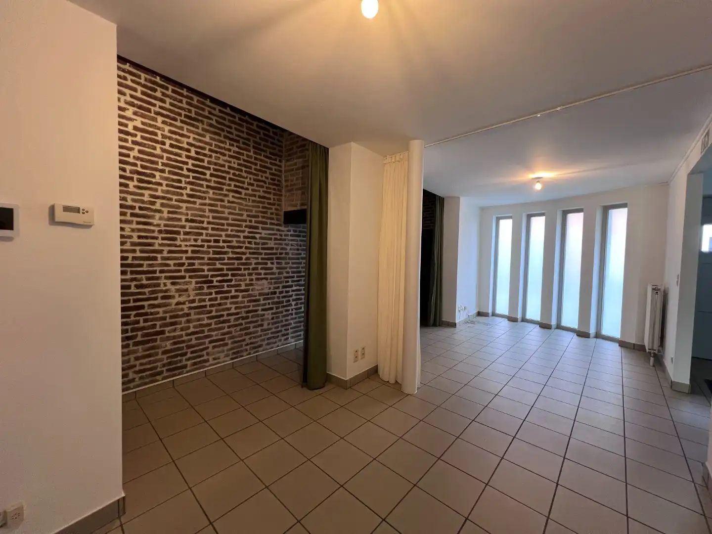 Ruime en lichtrijke woning met tuin te huur in Zomergem foto 8