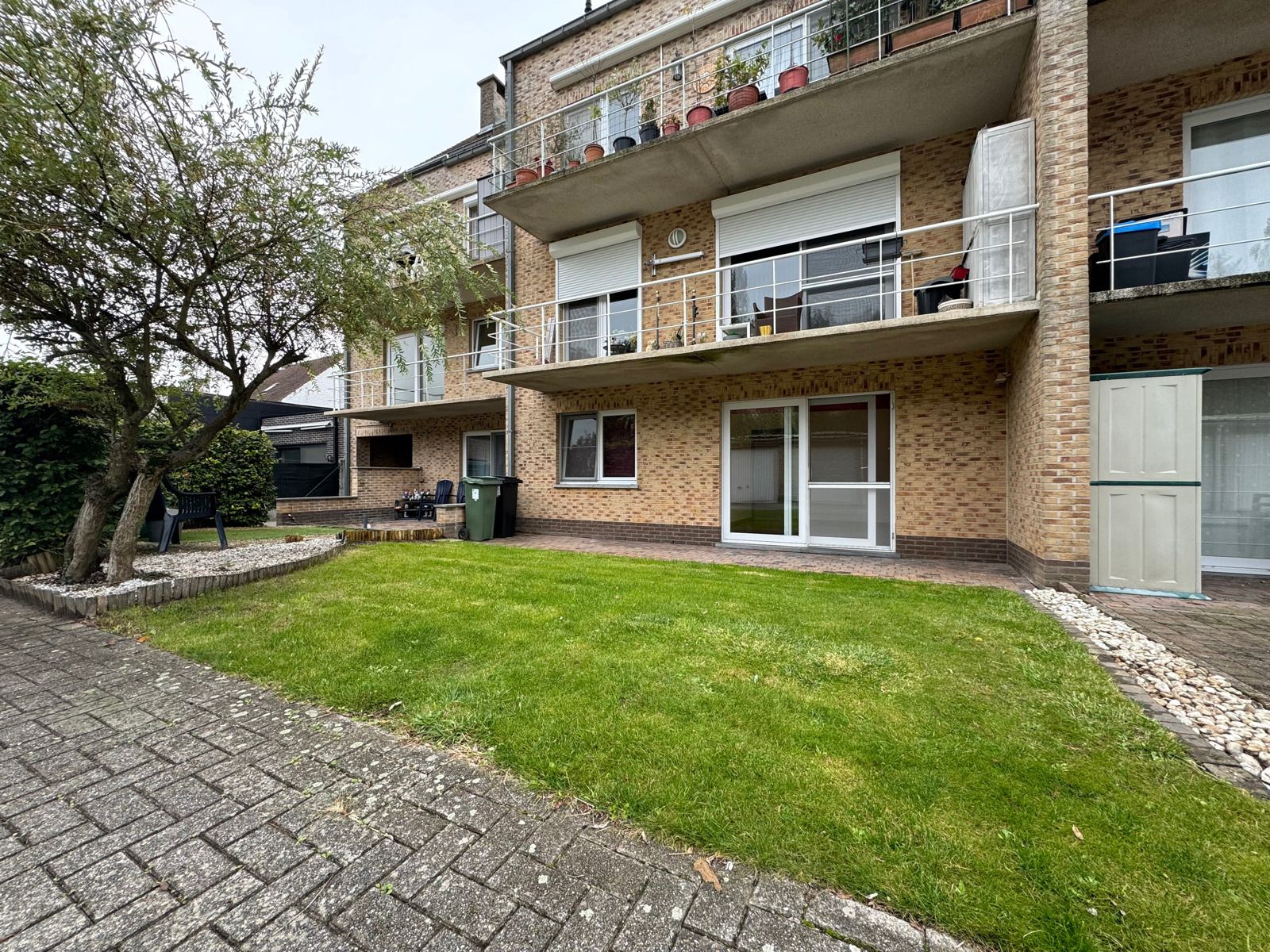 Te huur: 2 slaapkamer gelijkvloers appartement met garage foto 17