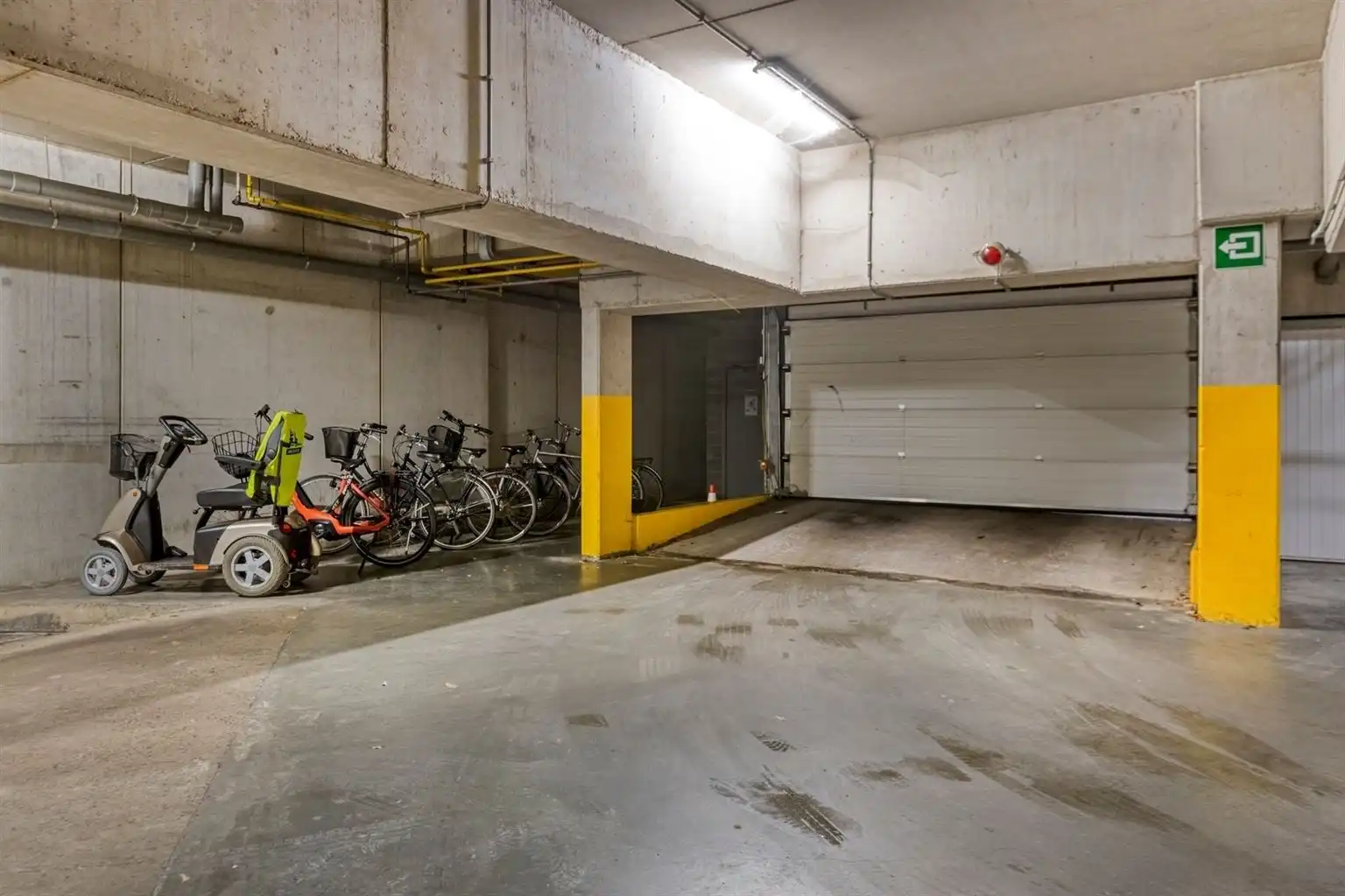 Prachtig, uitzonderlijk ruim appartement met 2 slaapkamers, 2 terrassen en inpandige garagebox, gelegen nabij het centrum van Maaseik. foto 27