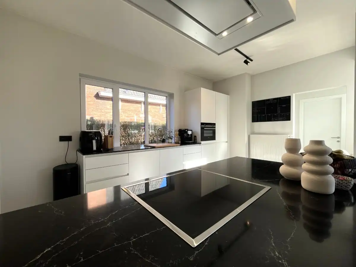 Izegem - Volledig gerenoveerde open bebouwing met zonnige tuin foto 8