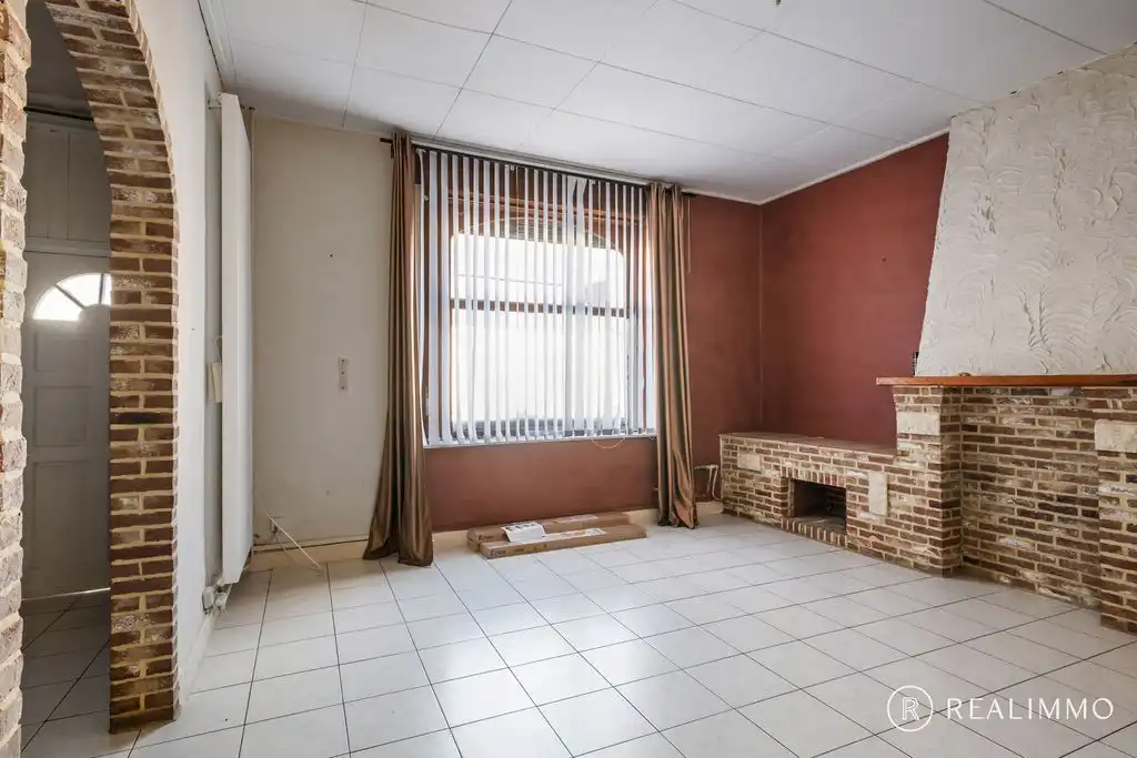 Op te frissen woning met 3 slaapkamers en binnenkoer te Celles foto 3