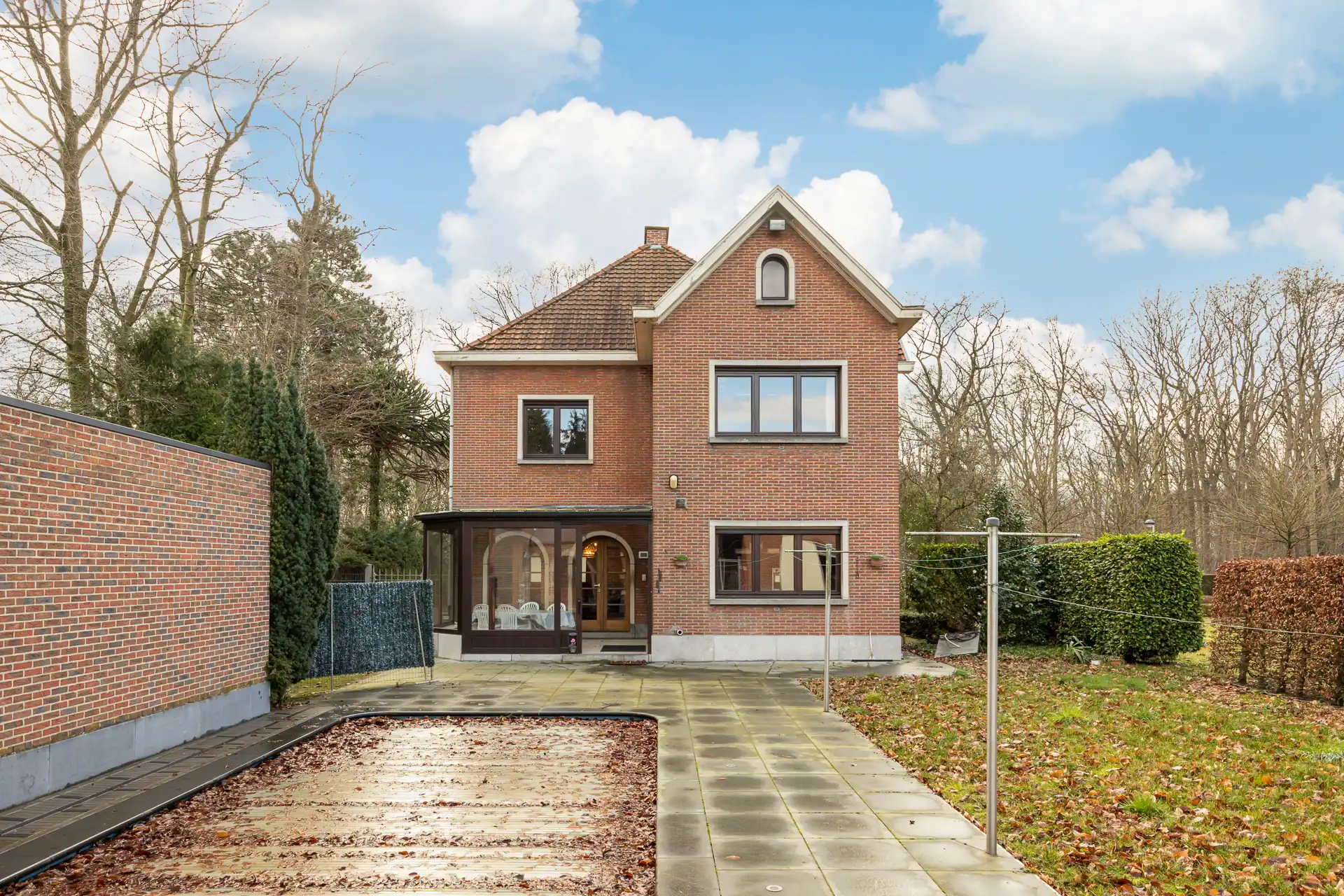 Ruime villa met garage en zwembad + bouwgrond + 2 magazijnen foto 22