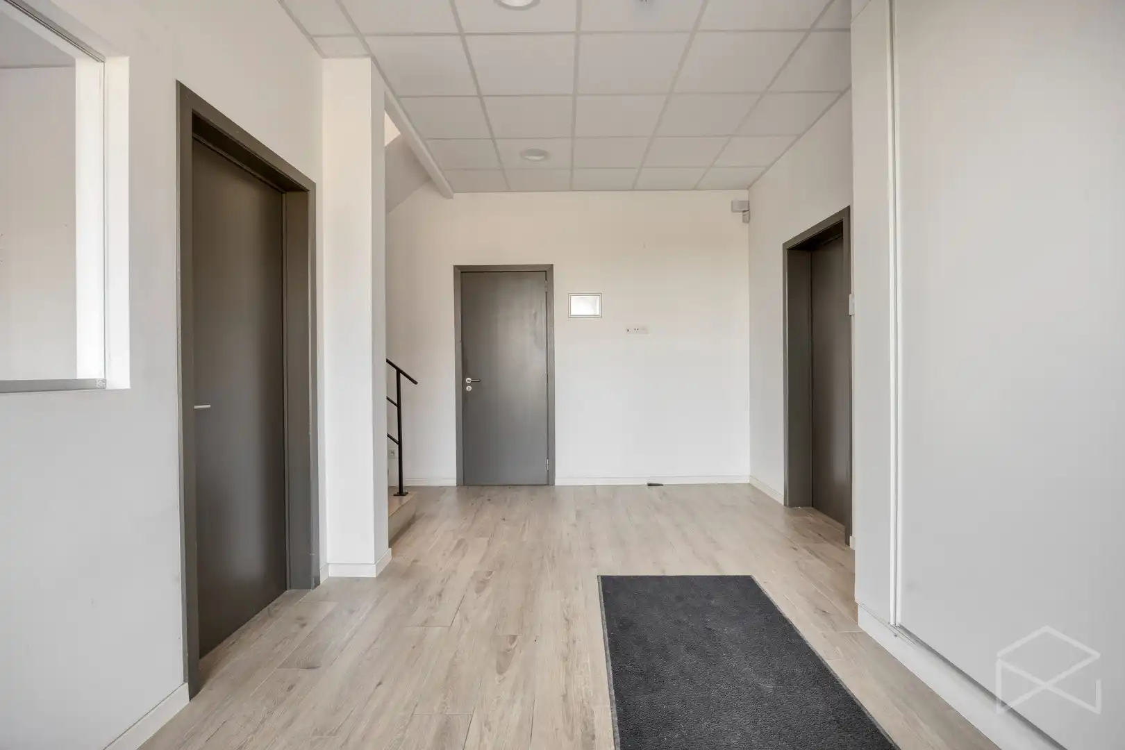 Magazijn met bureauruimte en parkeerplaatsen te huur in Tessenderlo-Ham foto 3