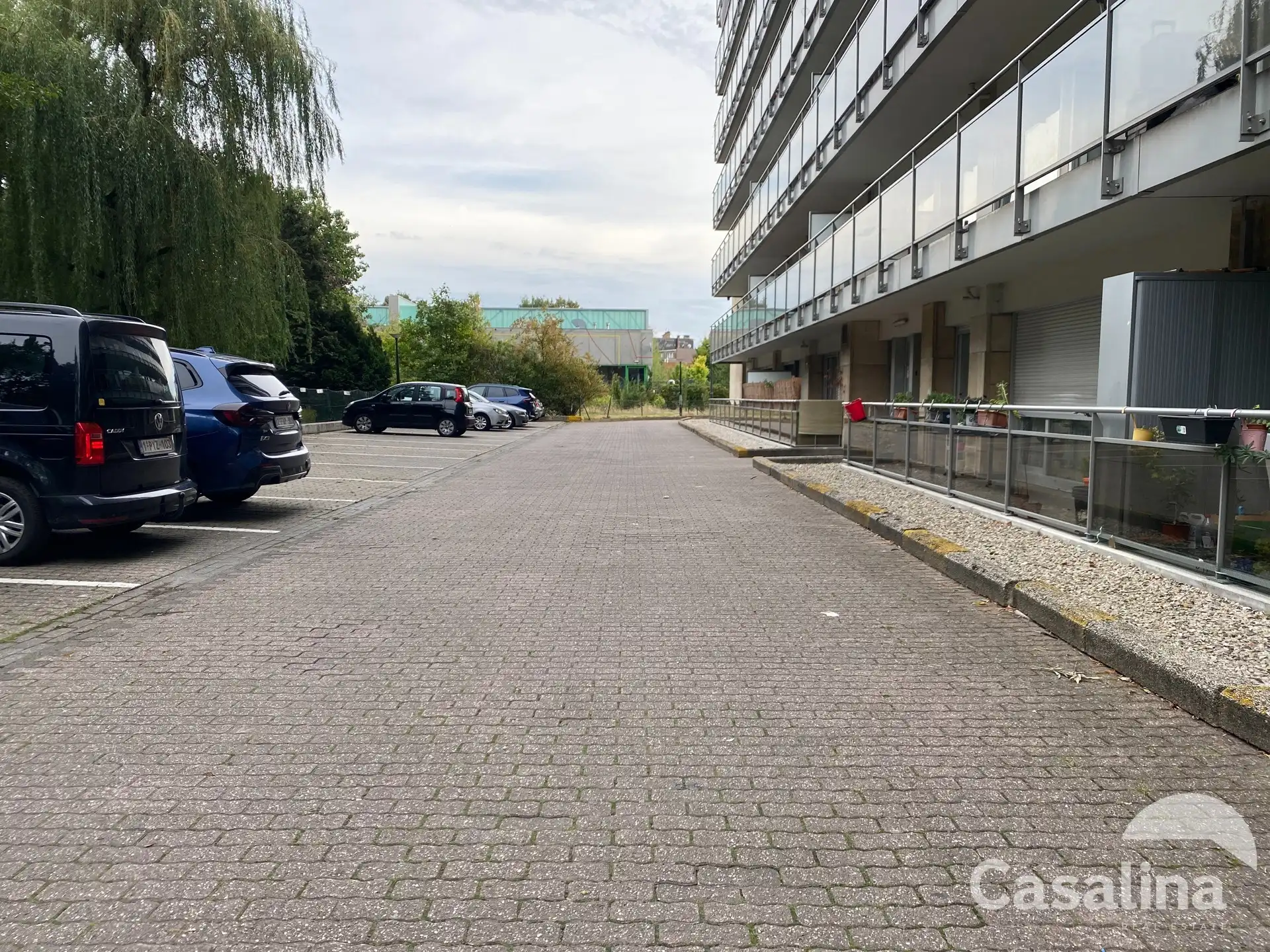 CASALINA Real Estate stelt te huur - buiten parkeerplaats foto 2