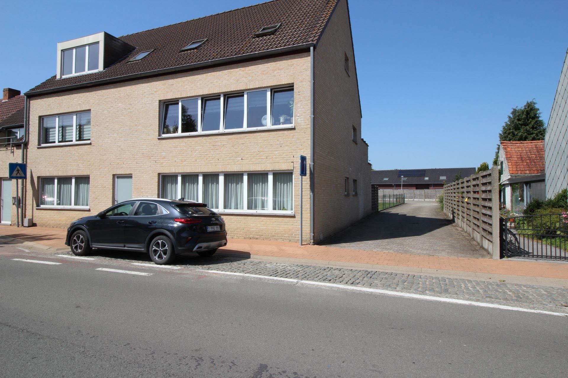 Gelijkvloers appartement met terras, tuin en garage. foto {{pictureIndex}}