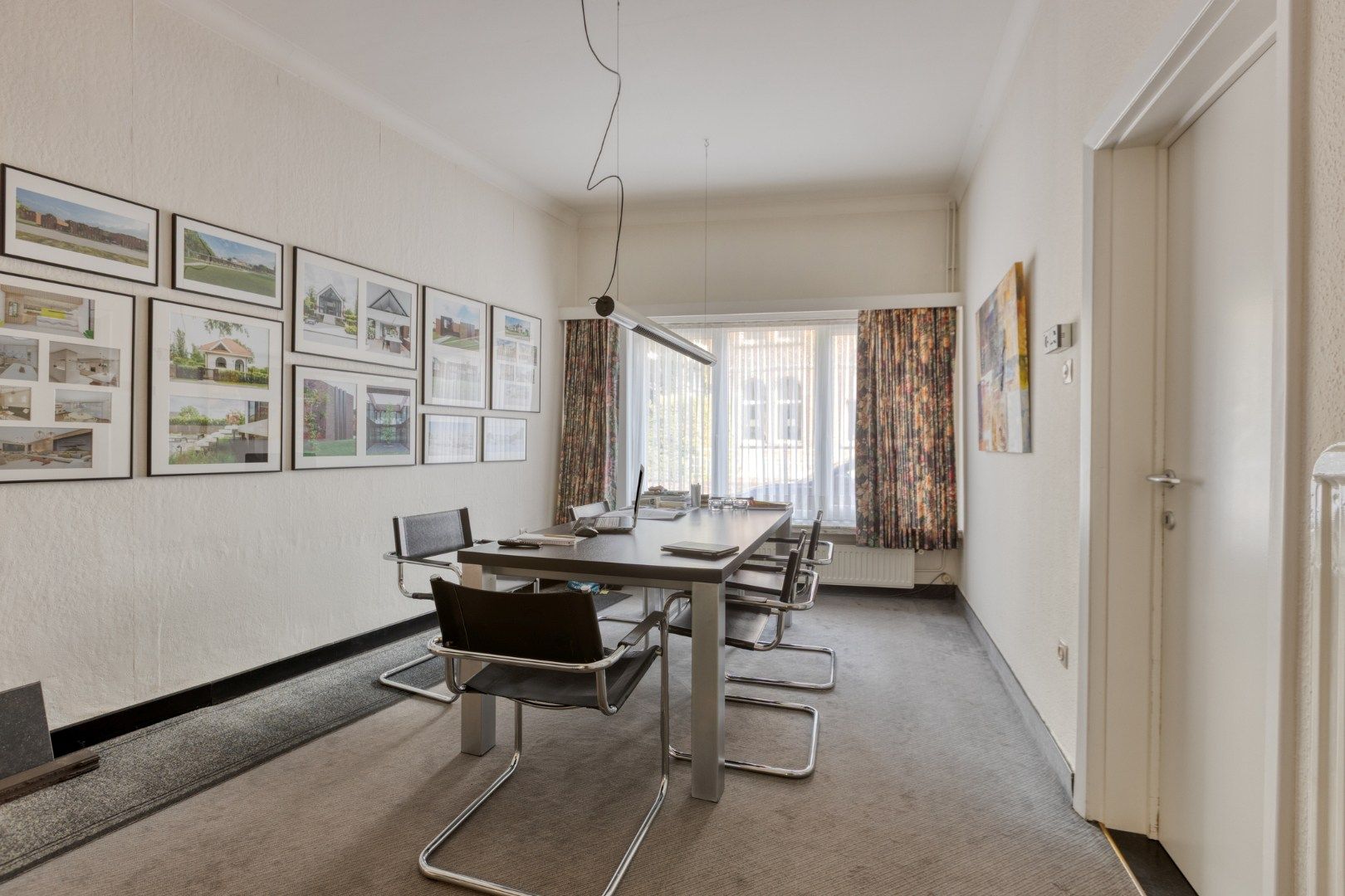 Ruim ingedeelde woning met oa 3 slpks op een gunstige locatie in het centrum foto 2