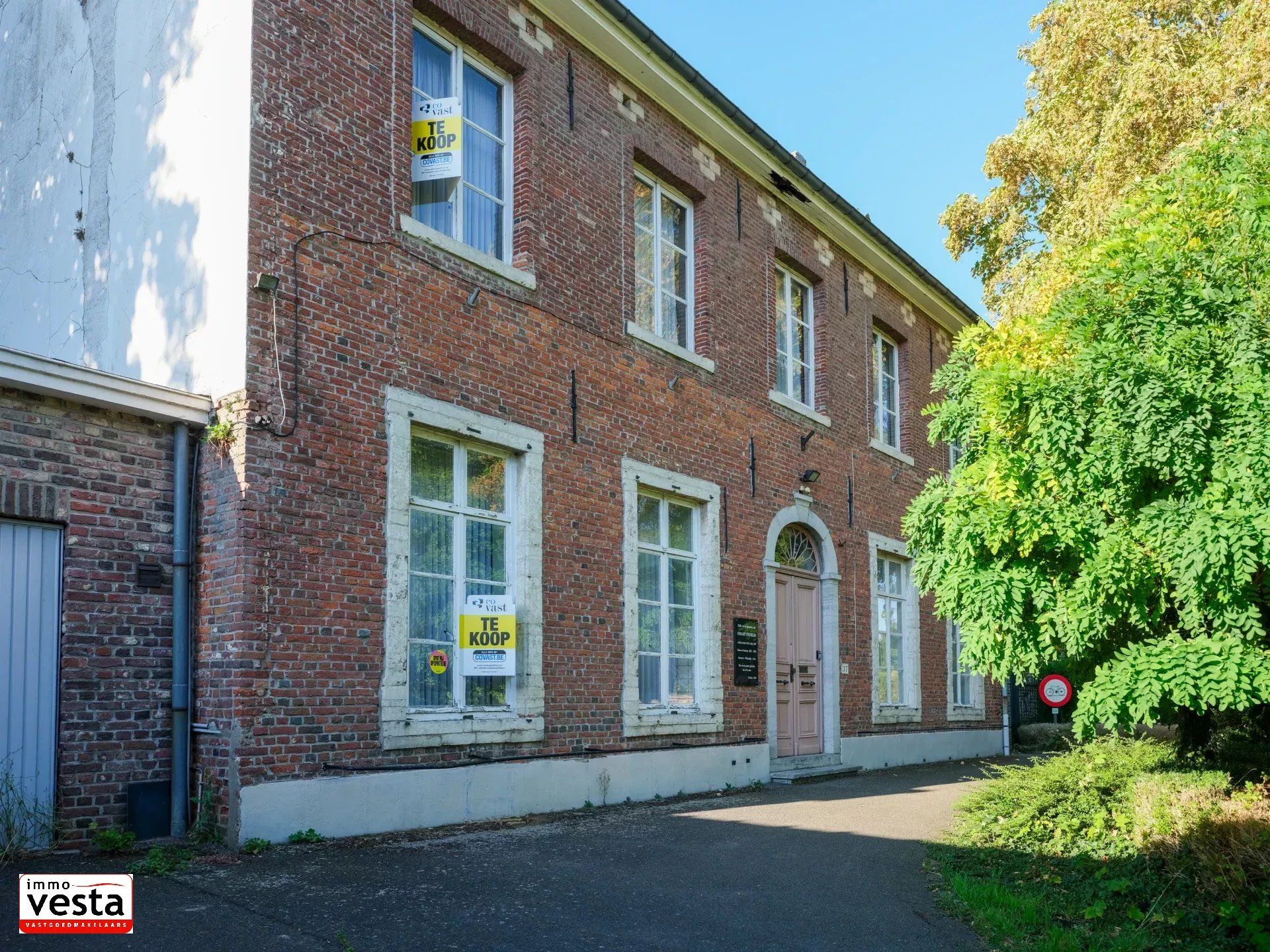 Voormalige pastorie met tal van mogelijkheden foto 3
