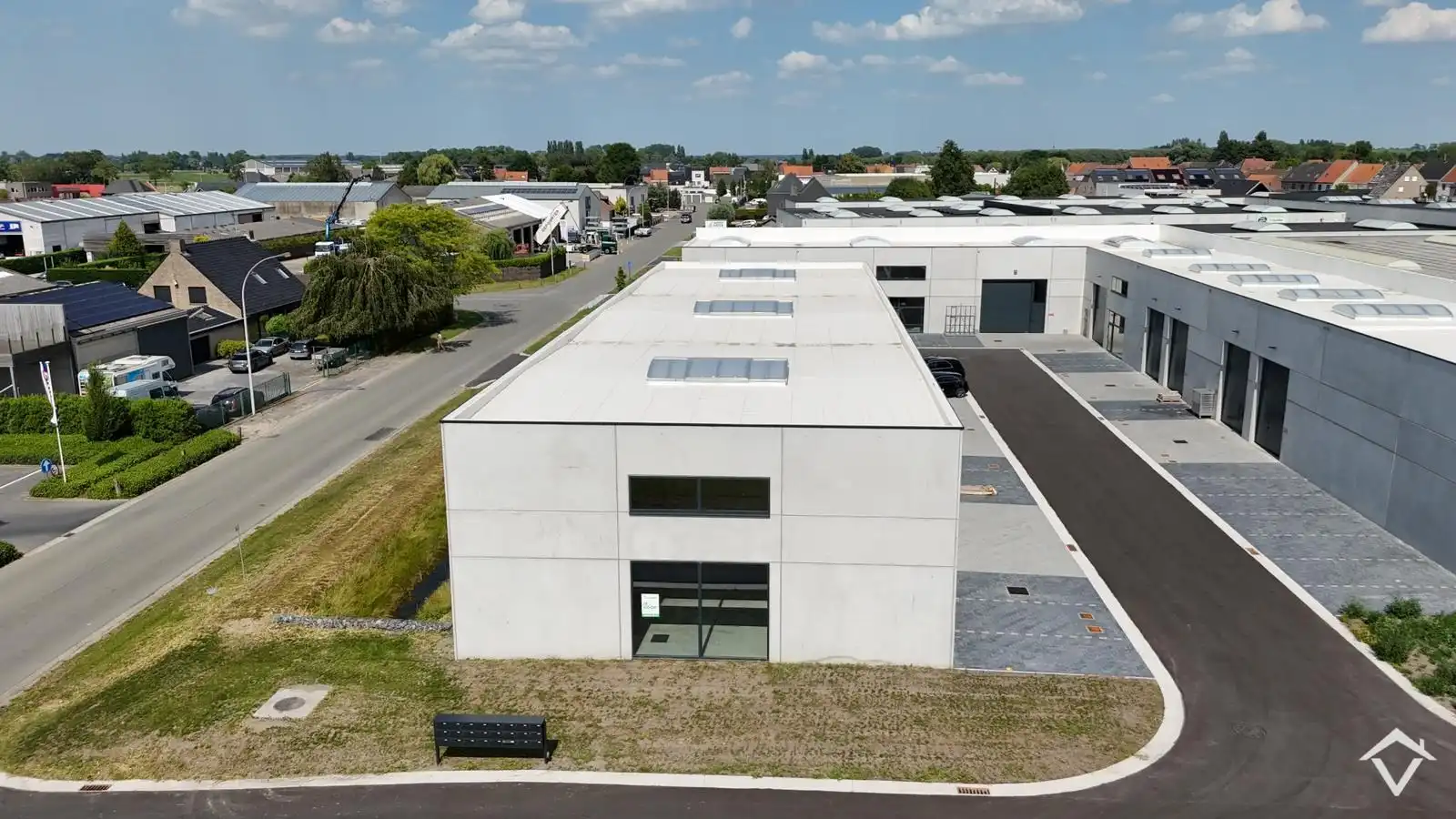 Loods te koop – 246 m² met 2 parkeerplaatsen inbegrepen op de industriezone te Ichtegem foto 3