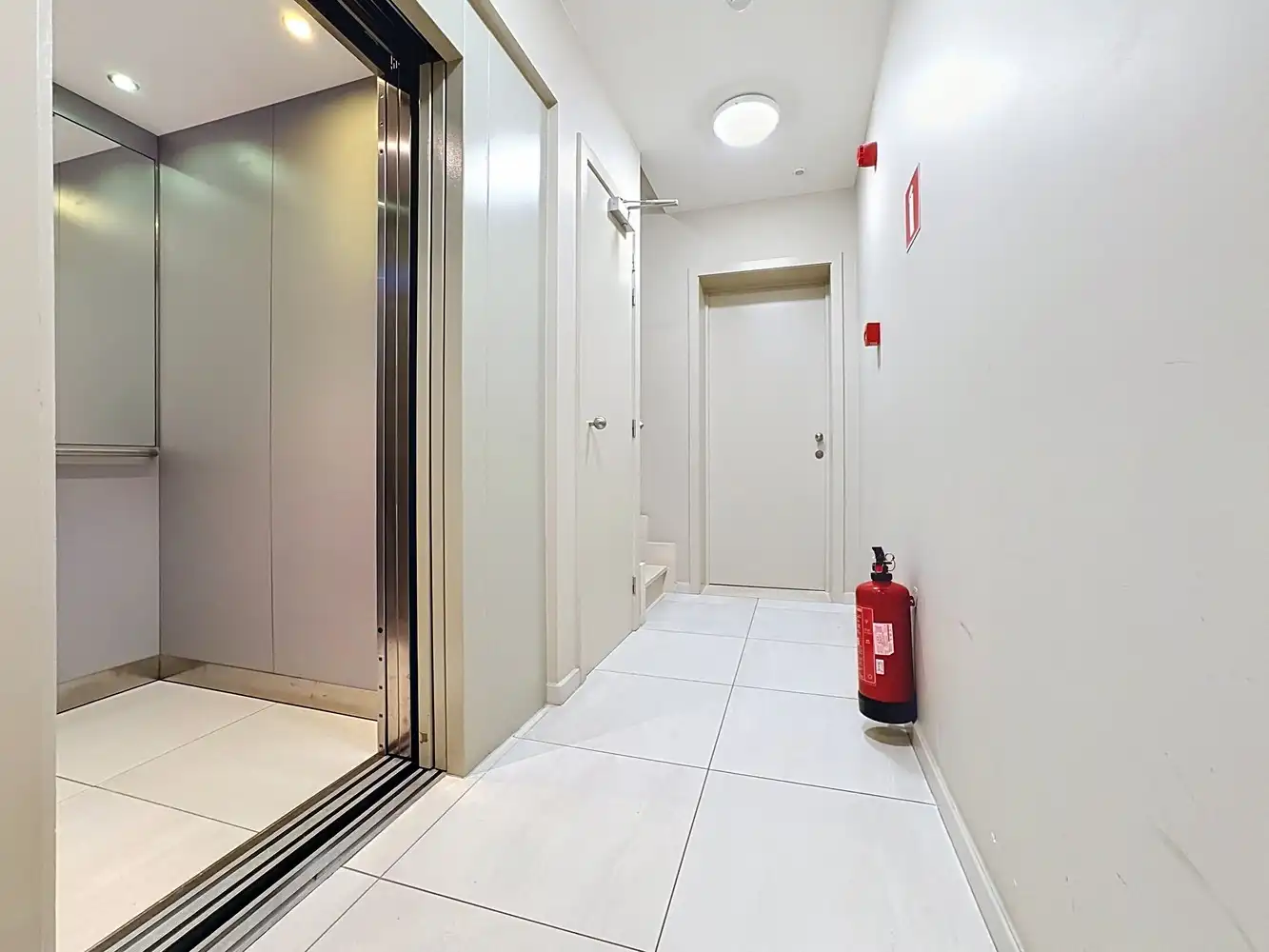 Unieke Investeringsopportuniteit: Commercieel gelijkvloers handelspand (160m²) in hartje Sint-Lievens-Houtem foto 19