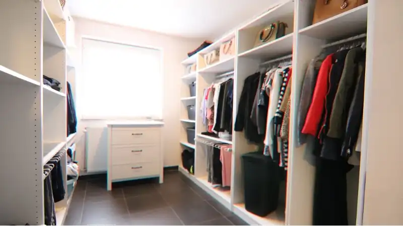 Ruim gelijkvloers 2-slaapkamerappartement met ruim TERRAS en AUTOSTANDPLAATS te huur in Brugge foto 11