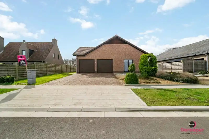 Charmante alleenstaande bungalow met zuidgerichte tuin op ruim perceel in Snaaskerke foto {{pictureIndex}}